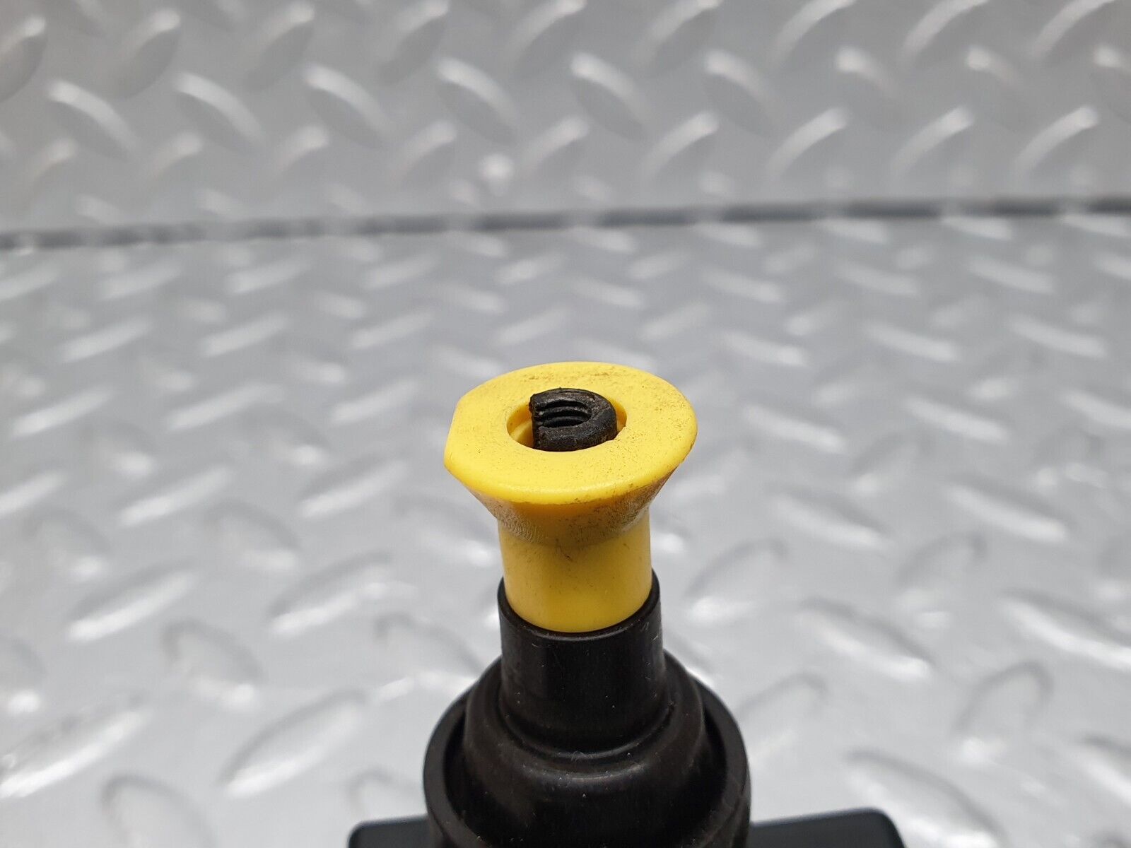 41666 Mercedes-Benz W124 200E Trunk Lock Vacuum Actuator