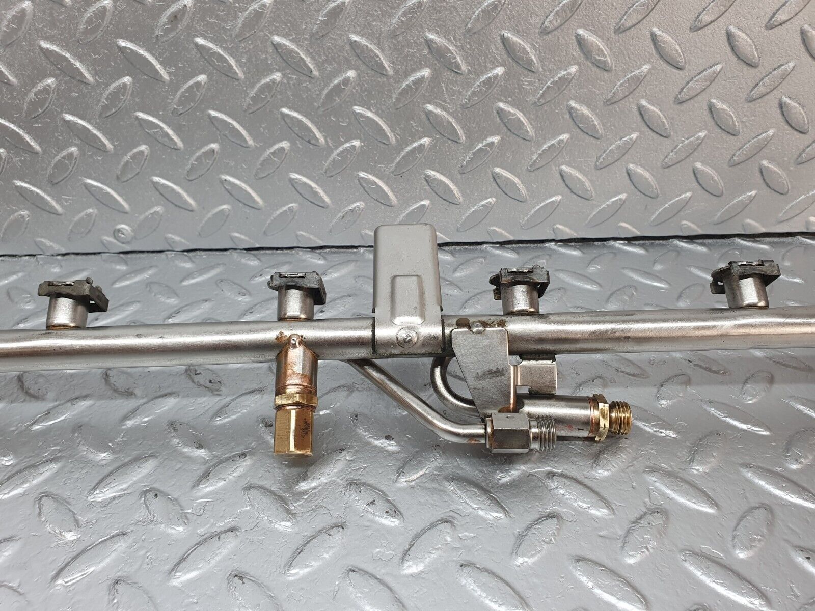 42324 Mercedes-Benz R129 320SL Coupe Fuel Injector Rail With Fuel Pressure Regulator 1040701395 0000781589