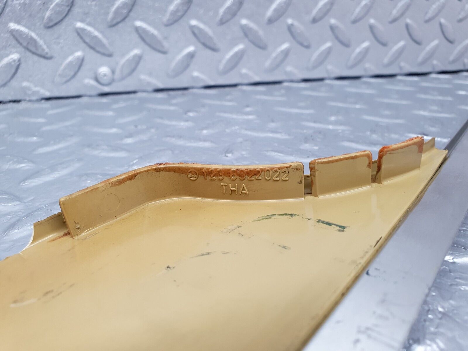 44155 Mercedes-Benz C123 230CE Coupe Seat Belt Presenter Cover Trim Right 1236922022