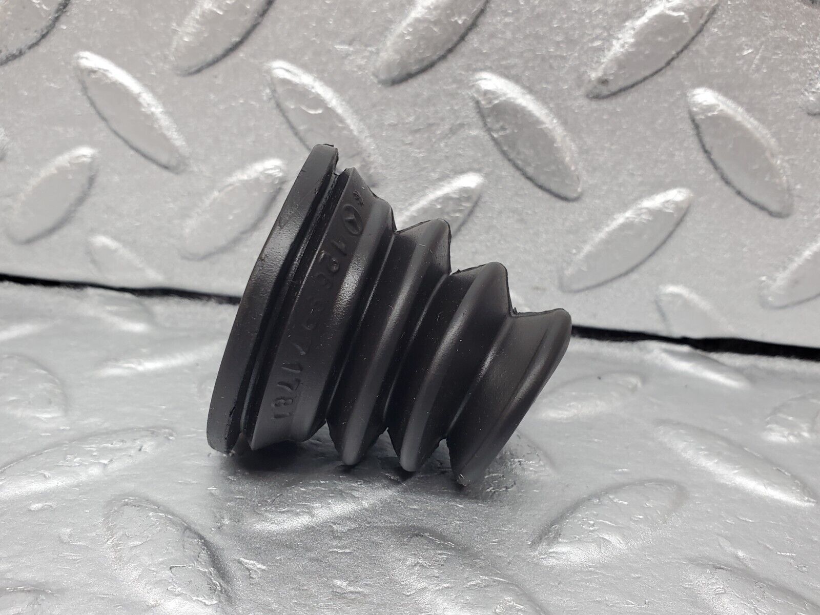 45851 Mercedes-Benz W126 420SE Brake Servo Vacuum Pipe Rubber Cover 1269971781