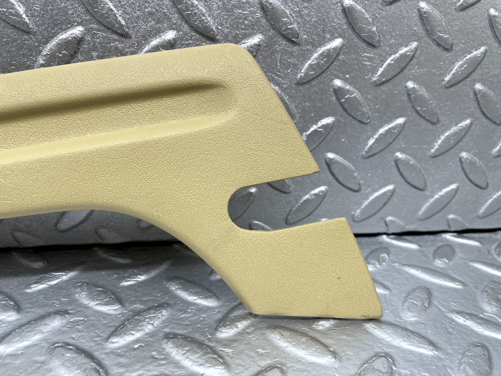 44281 Mercedes-Benz W123 280E Front Right Seat Cover Trim Beige 1239193120