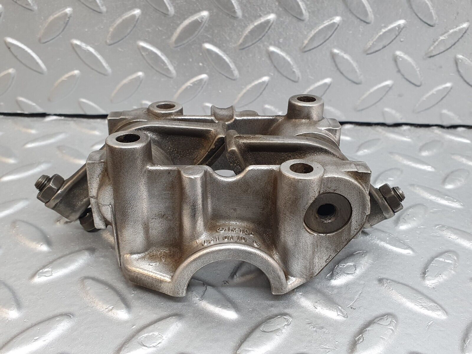 43067 Mercedes-Benz W123 Rocker Arms Camshaft Bearing Block 1020510110