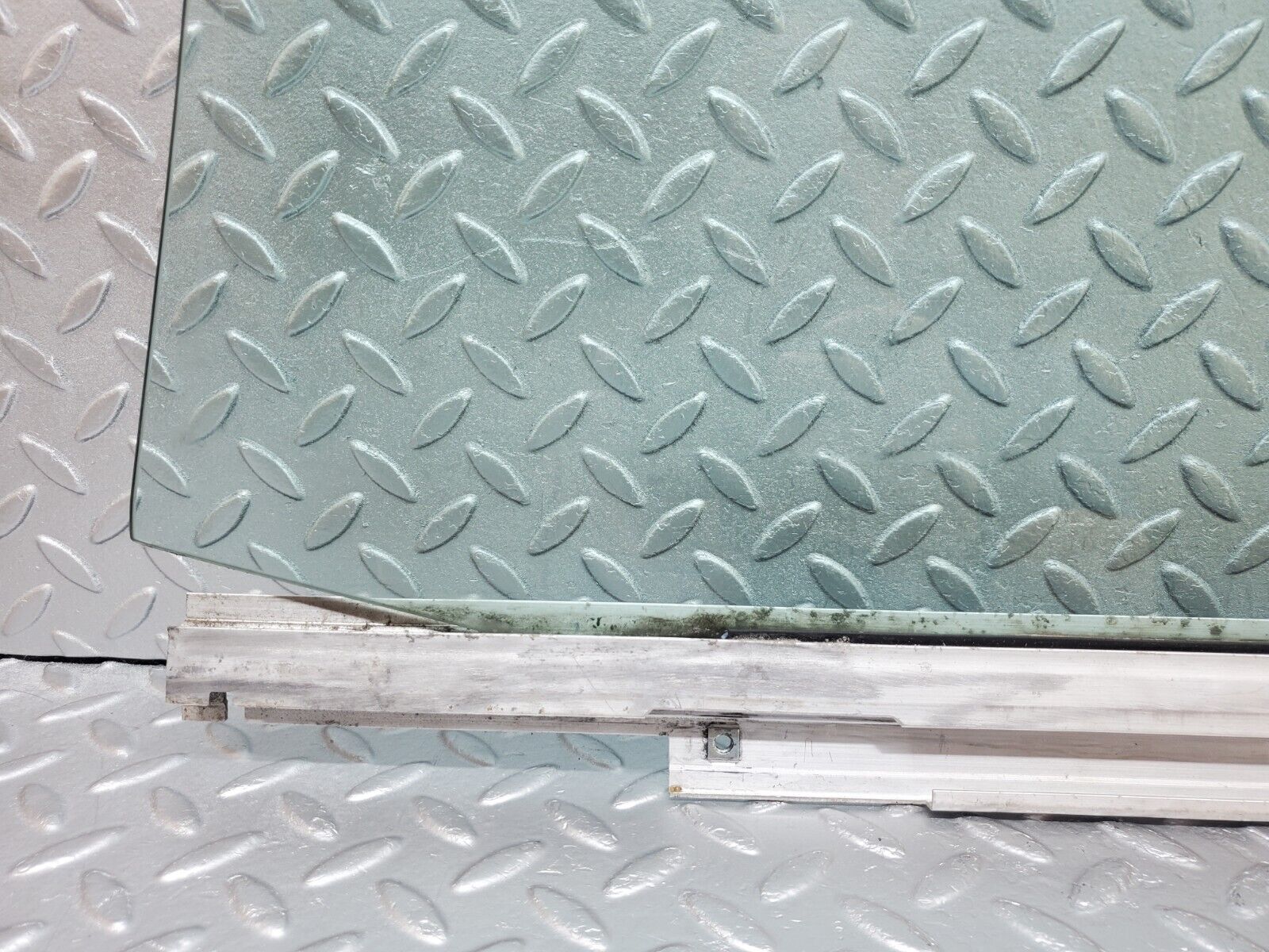 45800 Mercedes-Benz W126 420SE Front Right Door Window Glass