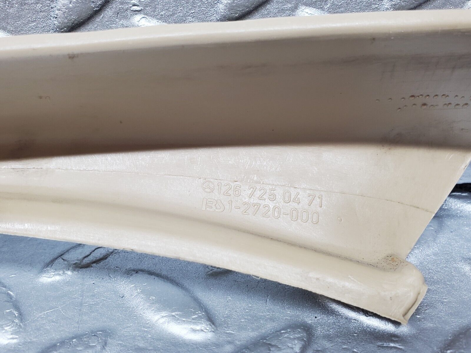 45860 Mercedes-Benz W126 420SE Front Right Door Window Frame Cover 1267250471