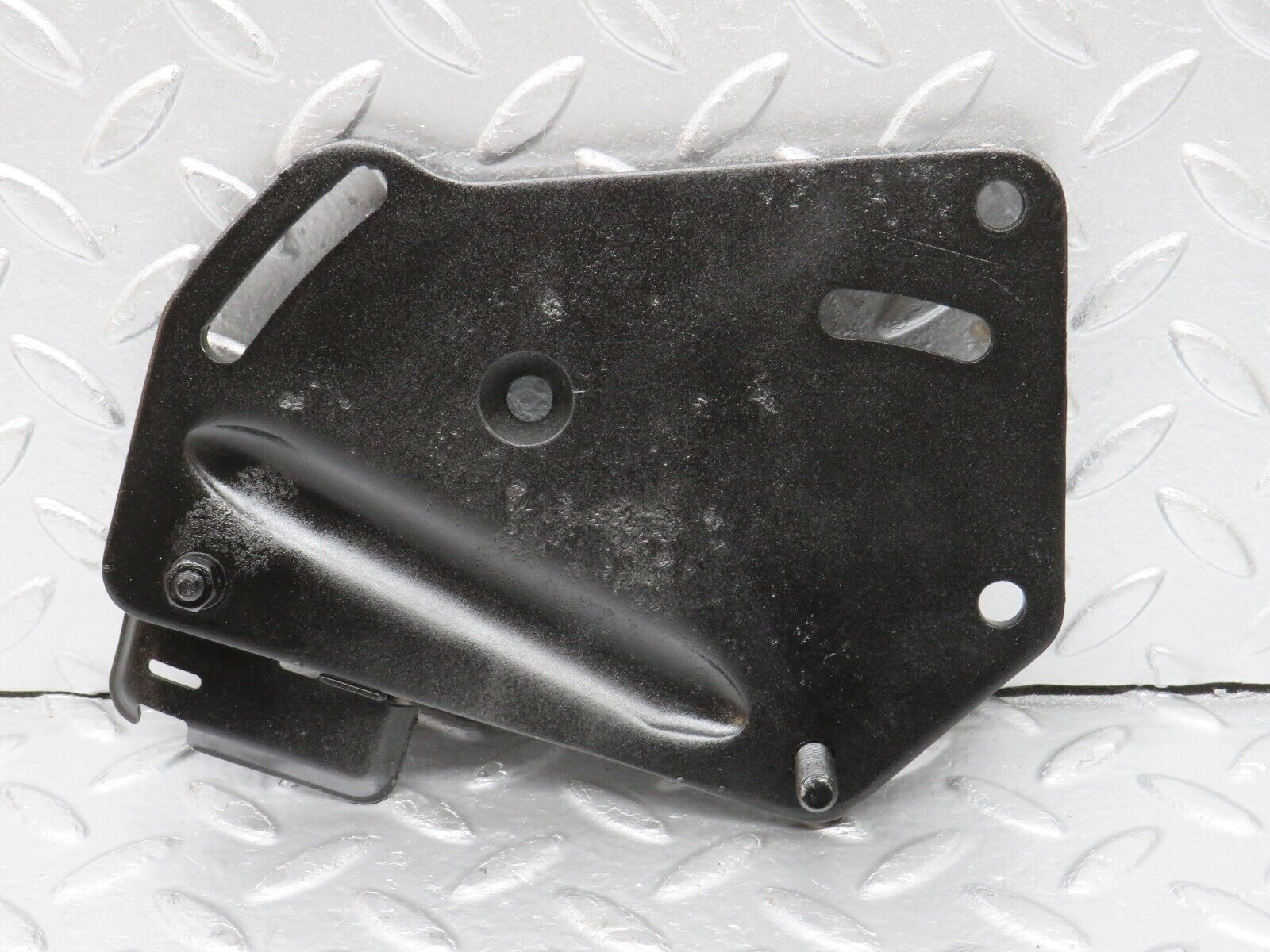 32945 Mercedes-Benz C107 R107 450 V8 Power Steering Pump Bracket