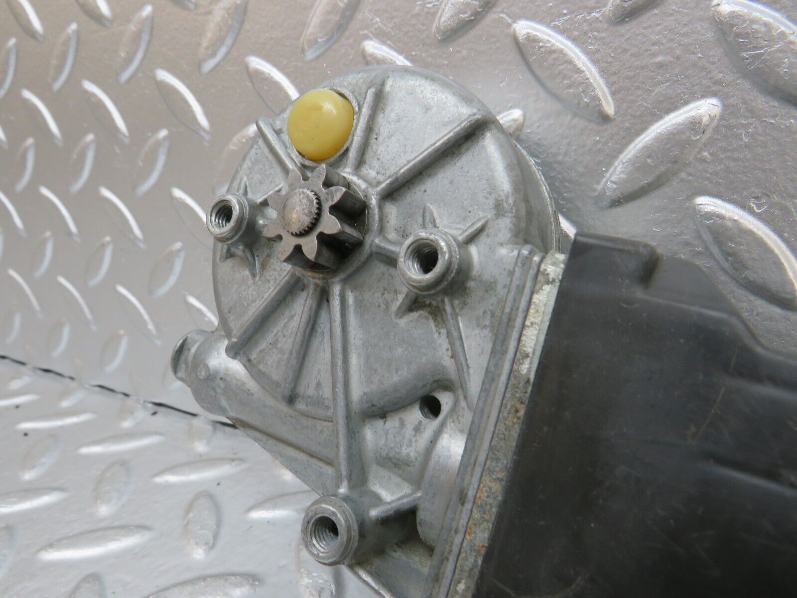 25087 Mercedes-Benz C107 Rear Right Window Regulator Motor 0130820001