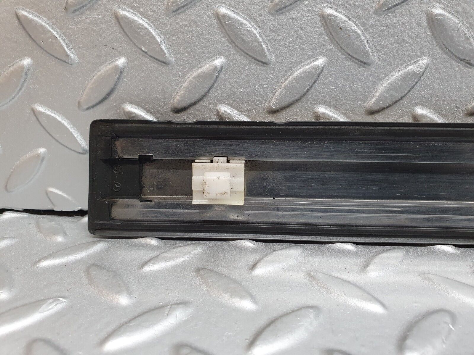 41682 Mercedes-Benz W124 200E Front Left Door Centre Moulding Trim