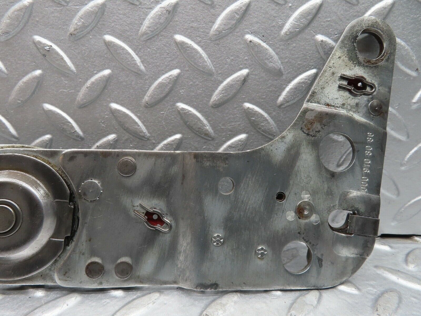 20552 Mercedes-Benz R107 450SL Front Right Seat Hinge 0009108086