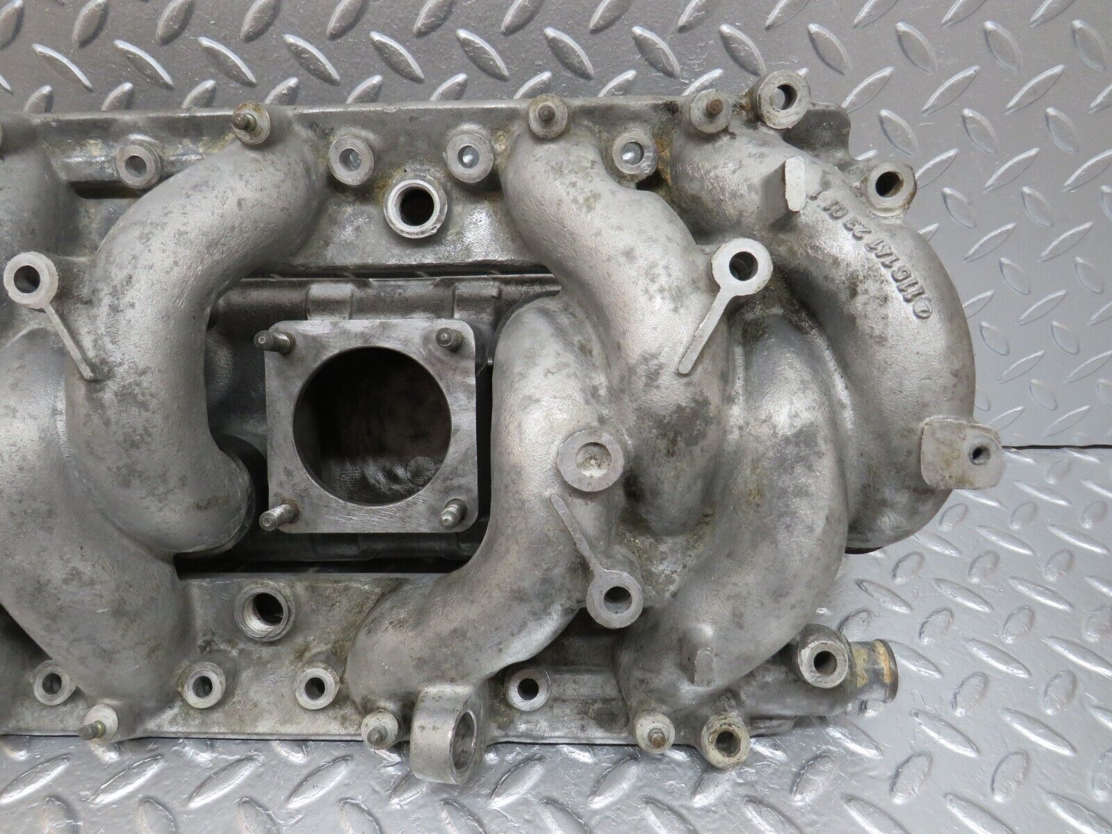 33042 Mercedes-Benz C107 R107 350 V8 Intake Manifold 1161412301