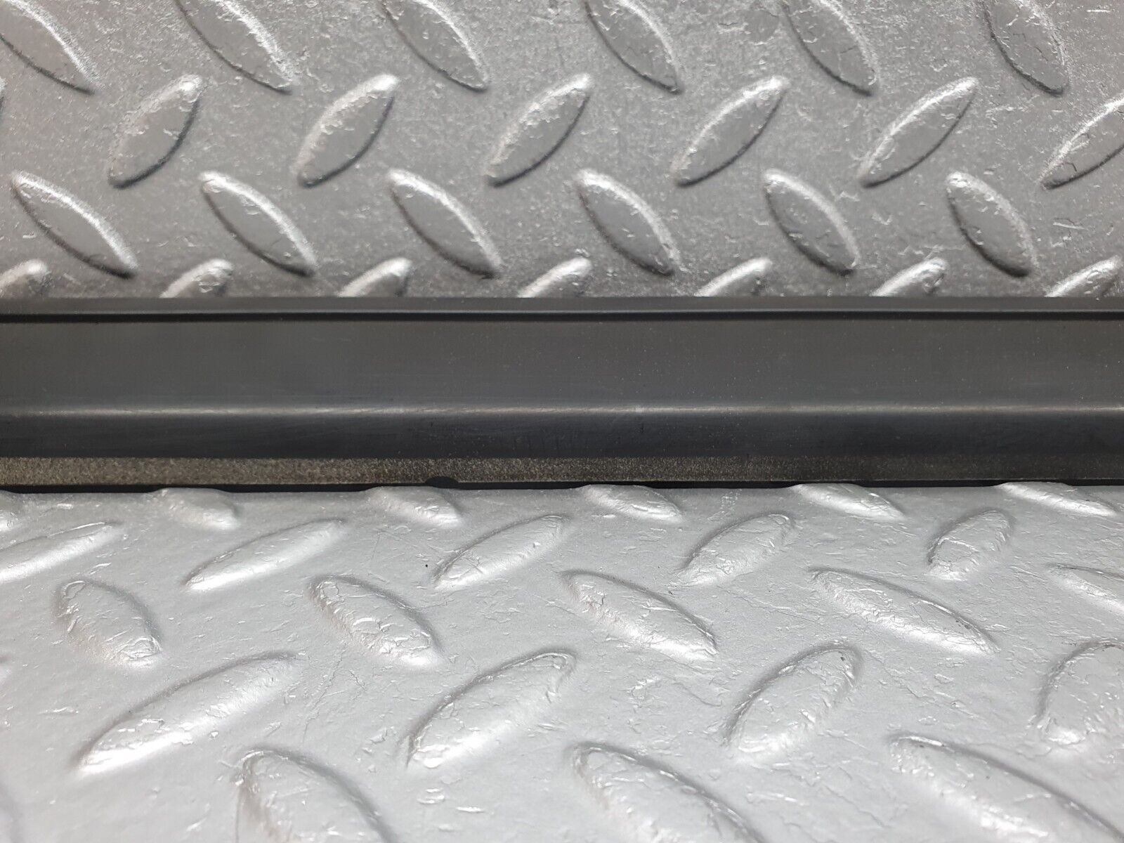 41682 Mercedes-Benz W124 200E Front Left Door Centre Moulding Trim