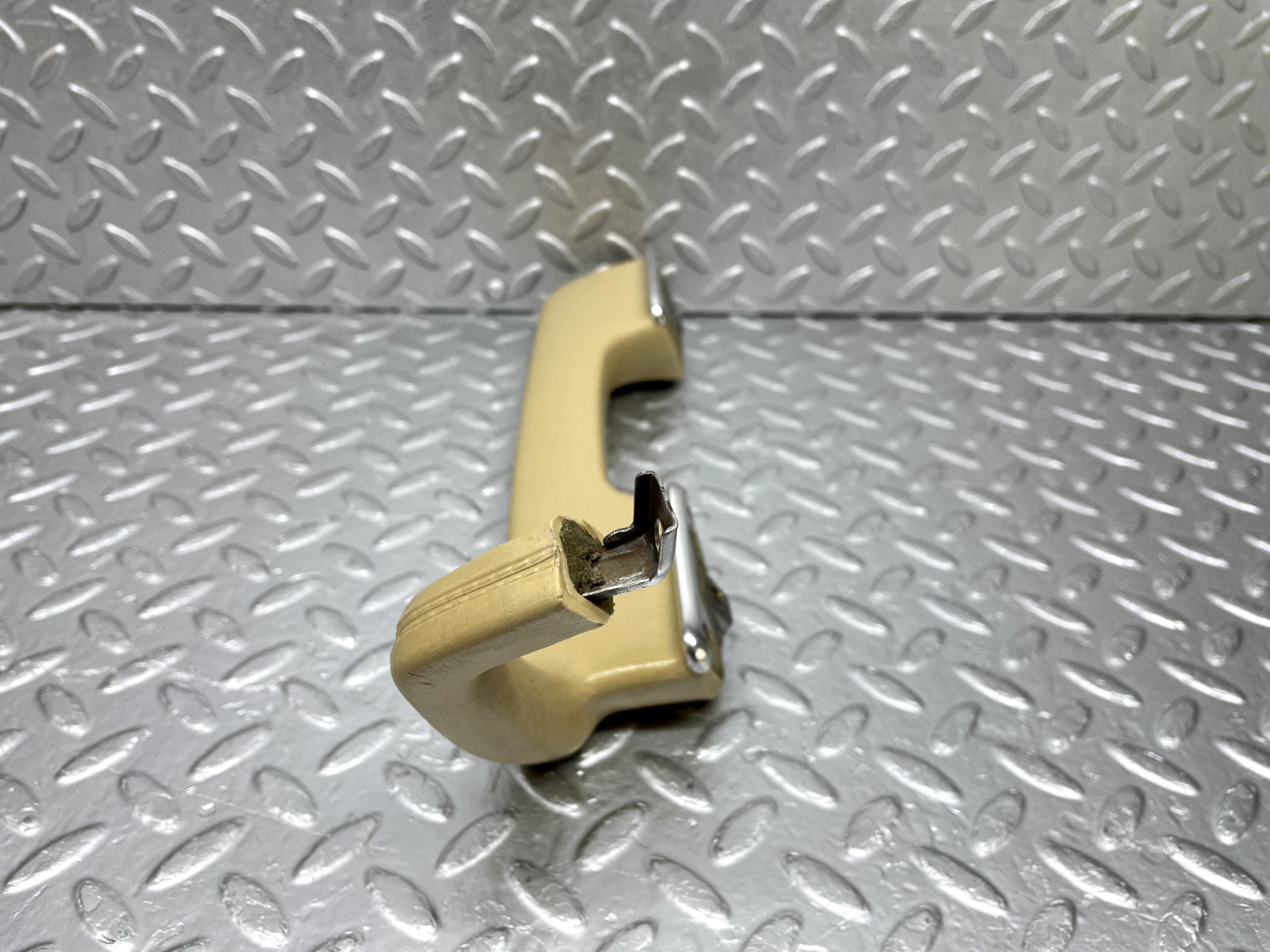 44262 Mercedes-Benz W123 280E Interior Door Handle Beige Left 1239701701