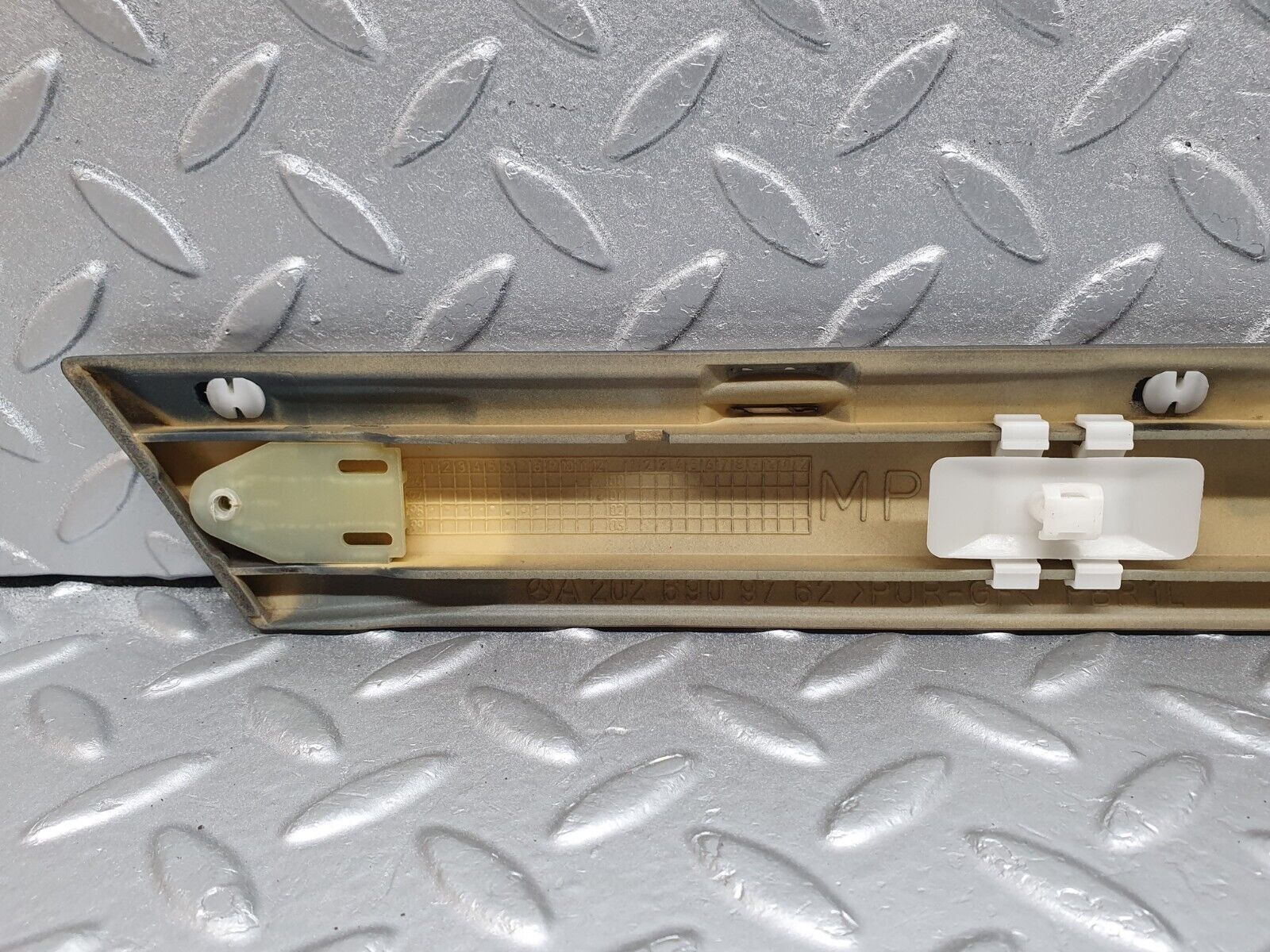 41807 Mercedes-Benz W202 C200 Rear Left Door Centre Moulding Trim 2026909762