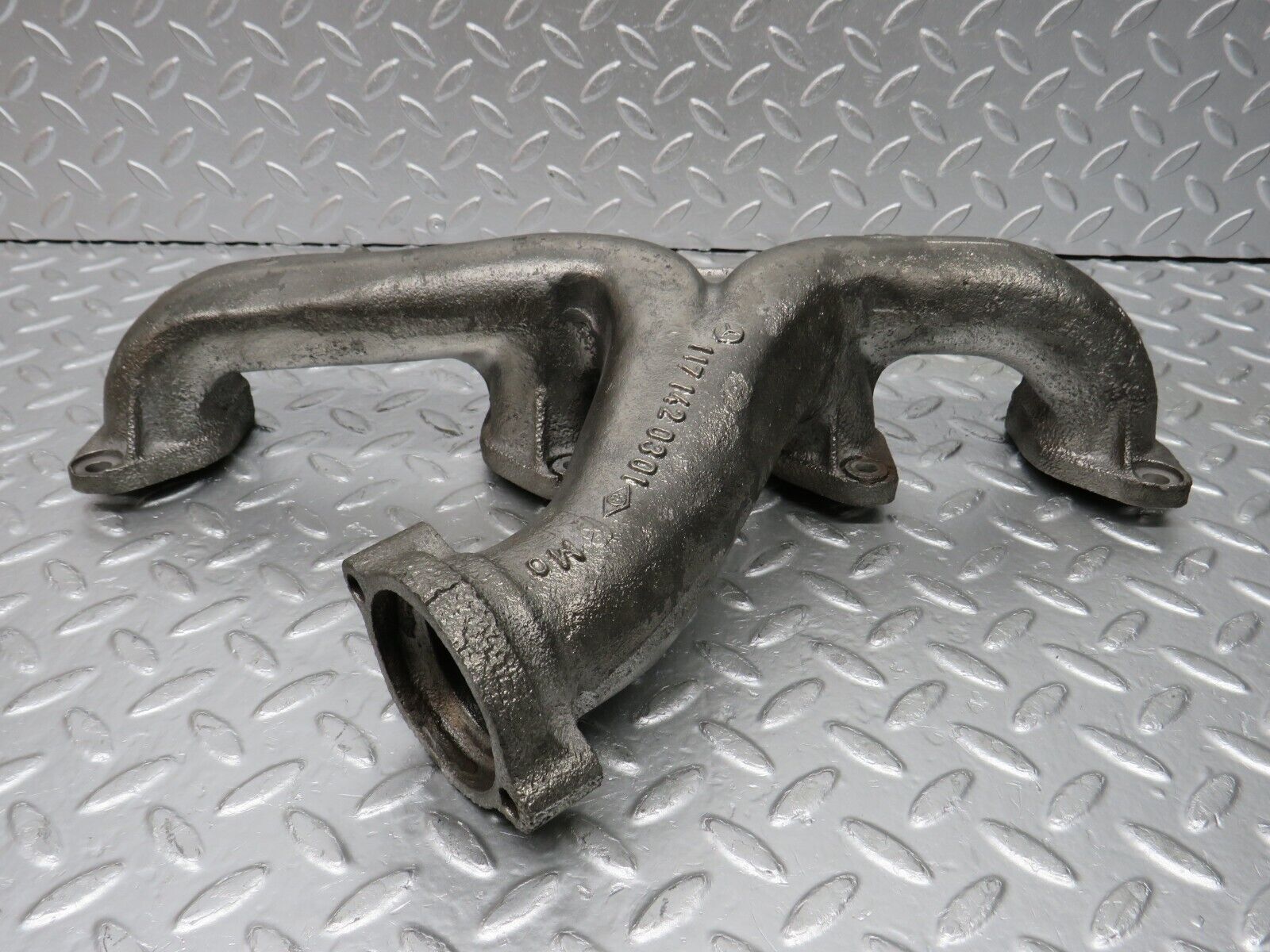 32962 Mercedes-Benz C107 R107 450 V8 Exhaust Manifold Right Side 1171420301