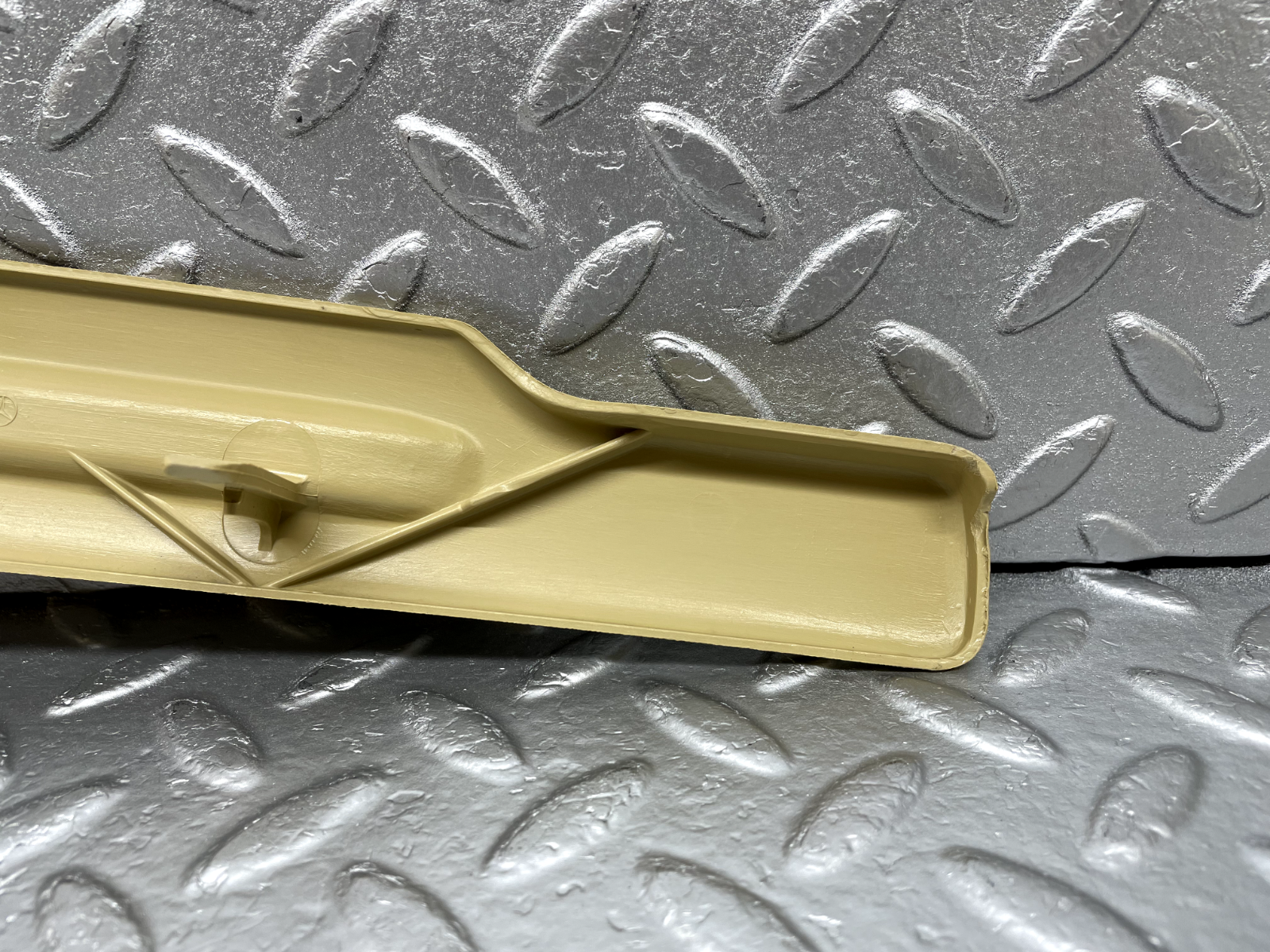 44281 Mercedes-Benz W123 280E Front Right Seat Cover Trim Beige 1239193120