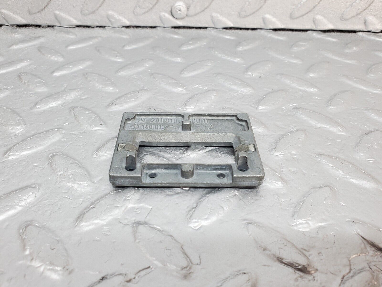 44666 Mercedes-Benz W124 220E Rear View Mirror Bracket 2018100011