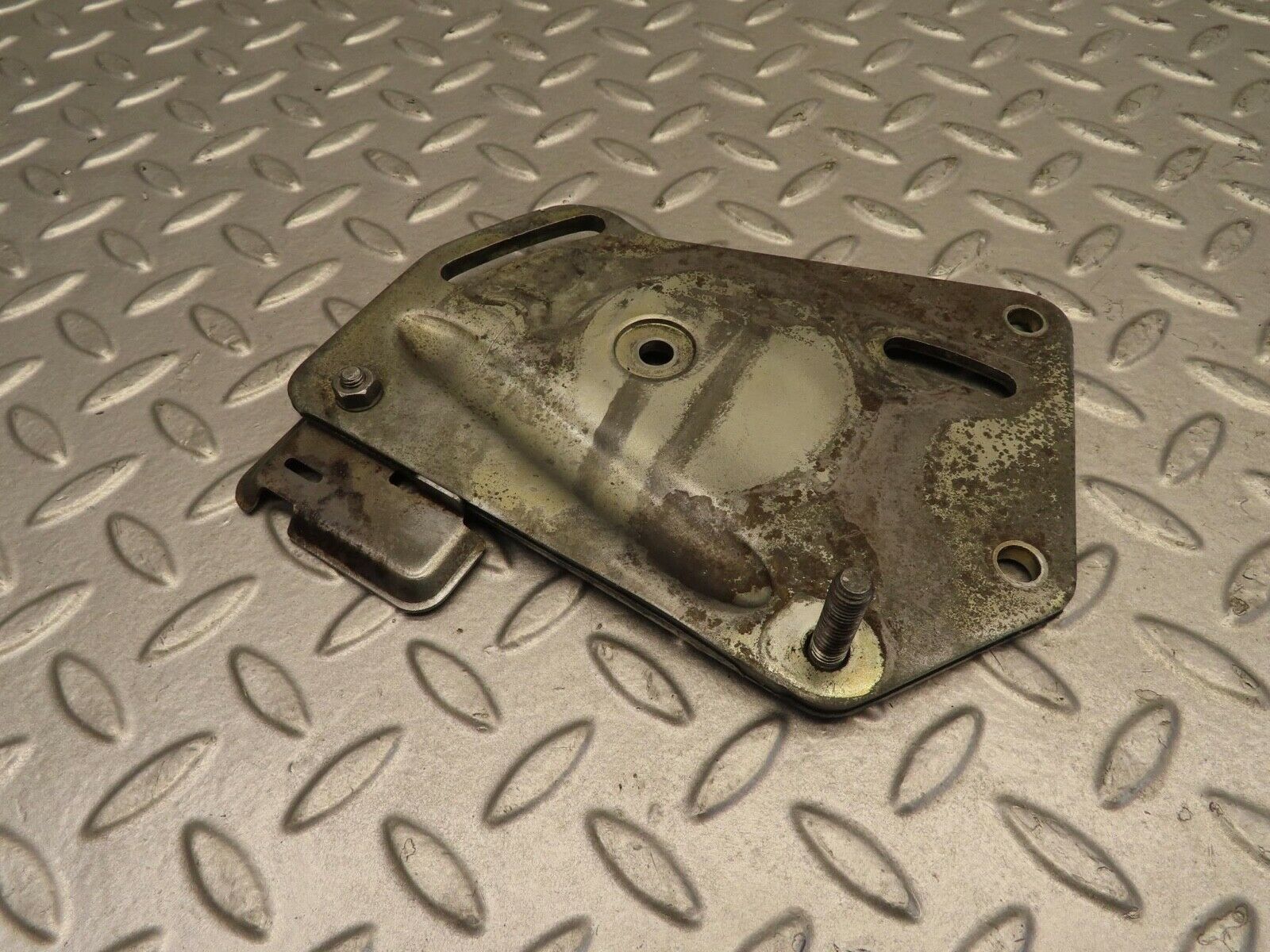 11756 Mercedes-Benz R107 450SL Power Steering Pump Bracket