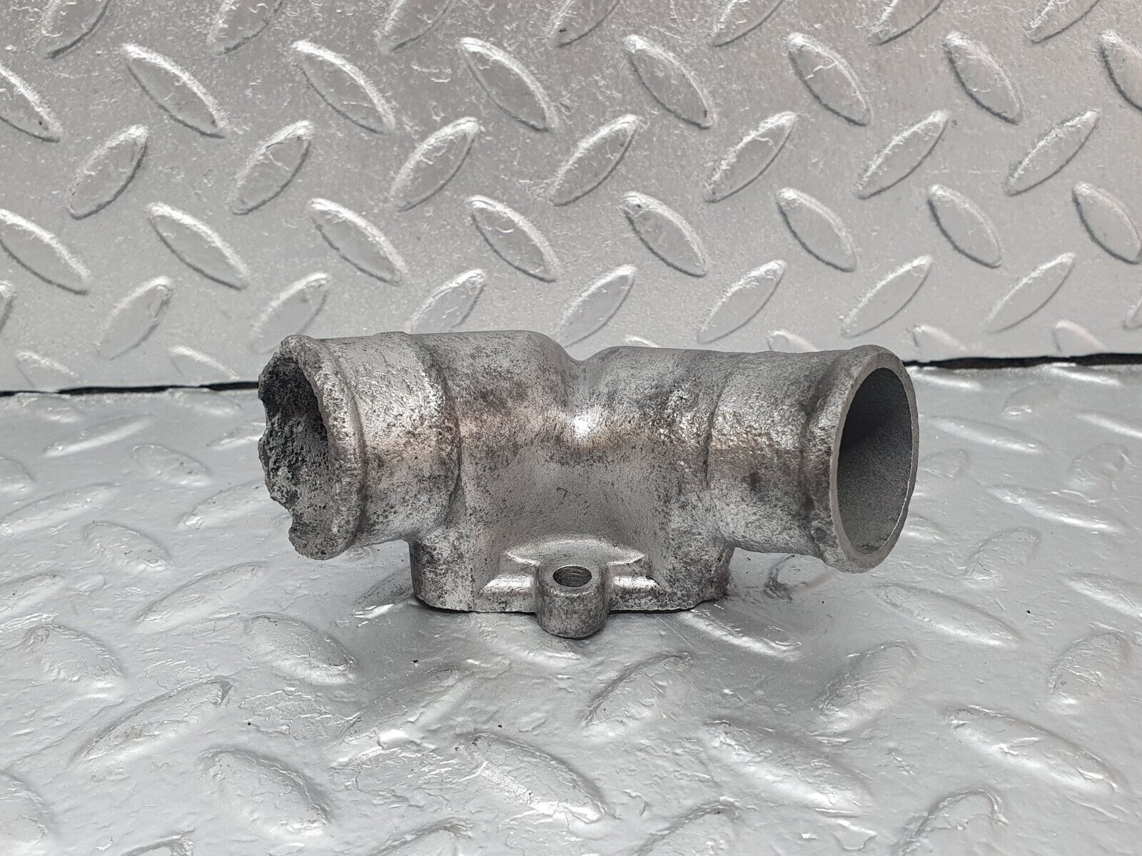 43556 Mercedes-Benz C126 380SEC Coupe Water Pump Flange 1172010103