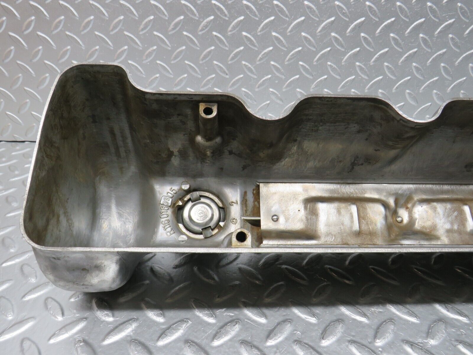 32963 Mercedes-Benz C107 R107 450 Cylinder Head Valve Cover Right 1160163305