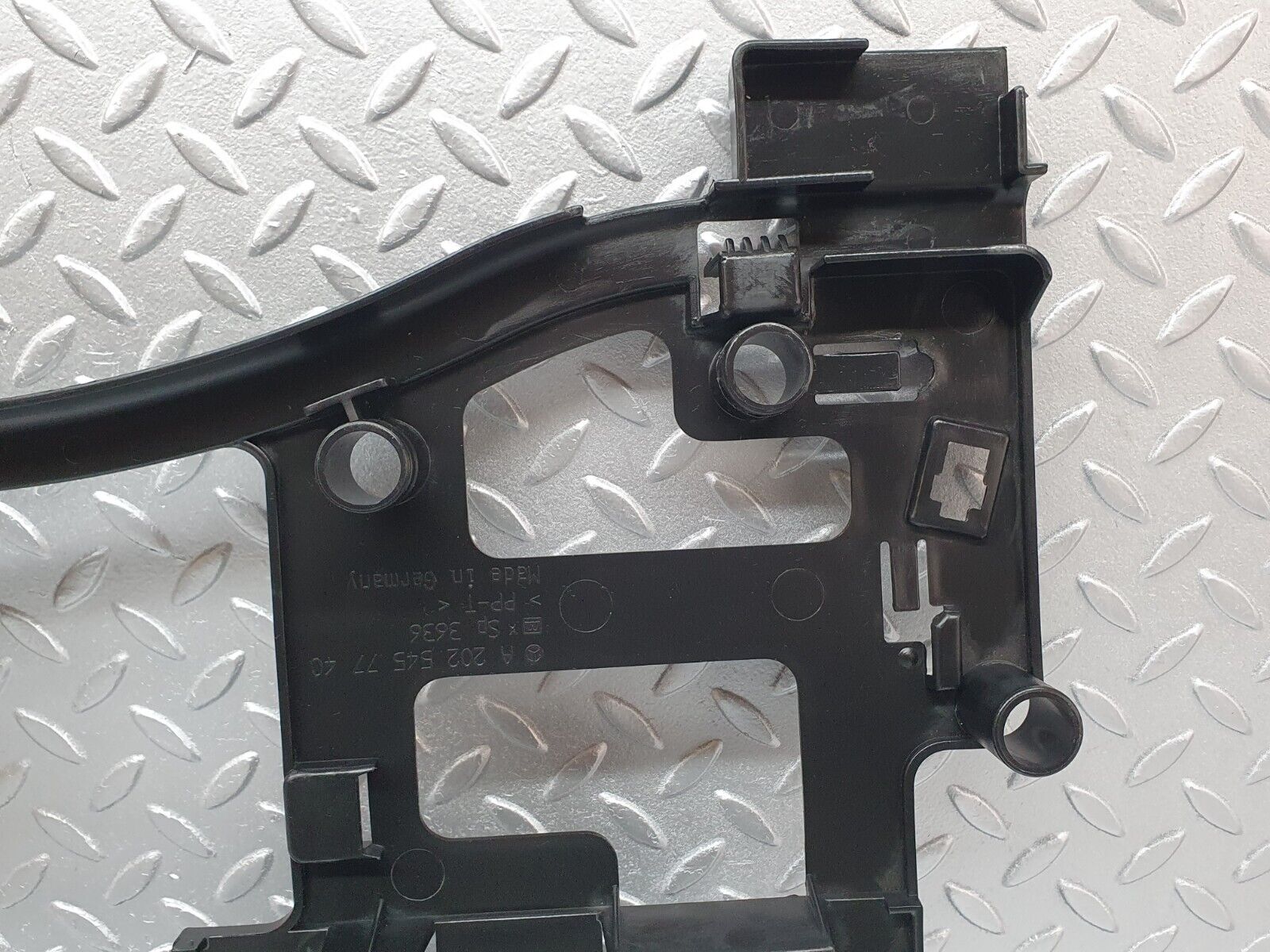 41754 Mercedes-Benz W202 C200 Rear Deck Bracket 2025457740