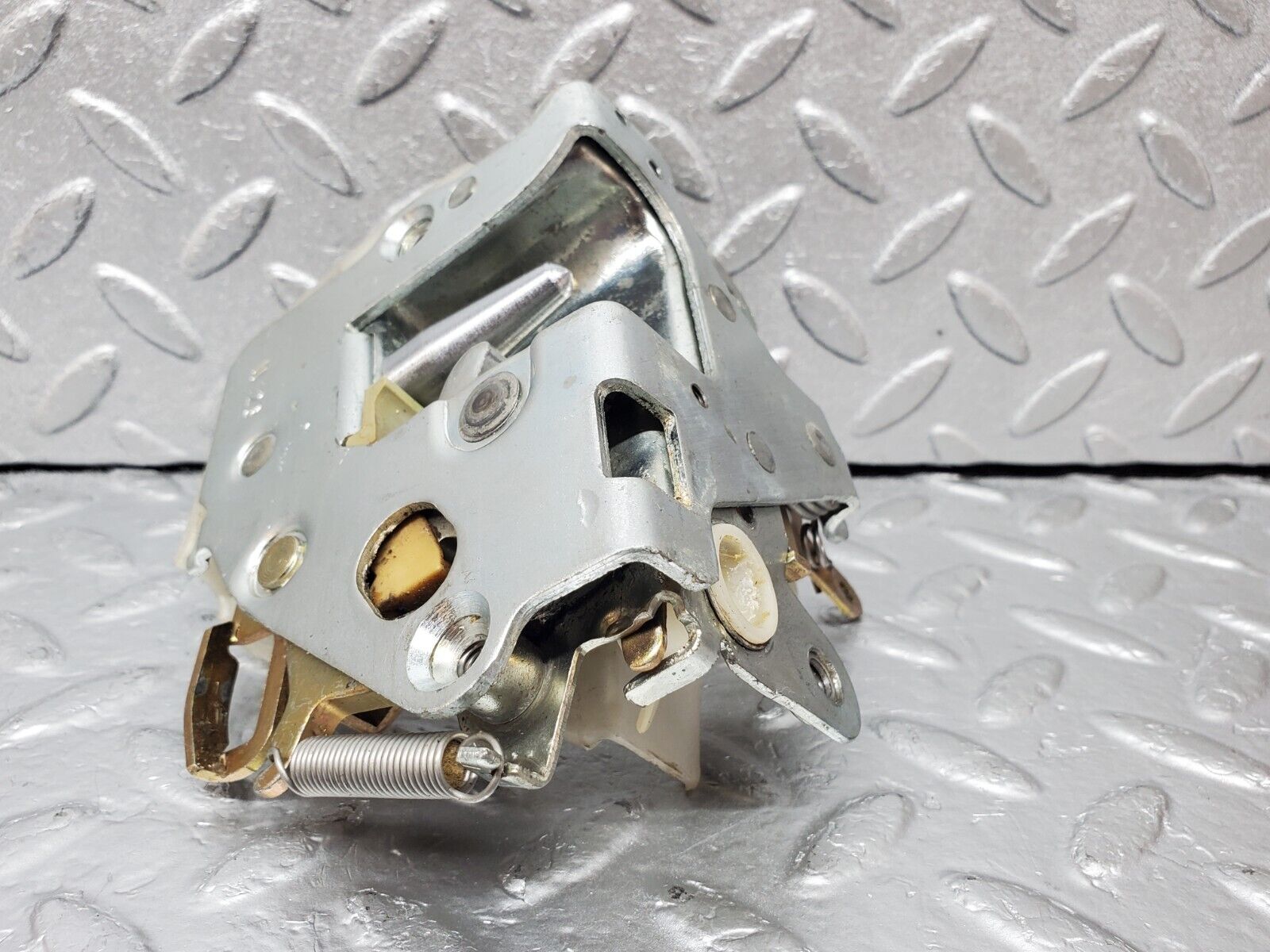 45621 Mercedes-Benz W126 420SE Front Left Door Lock Mechanism 1237230108