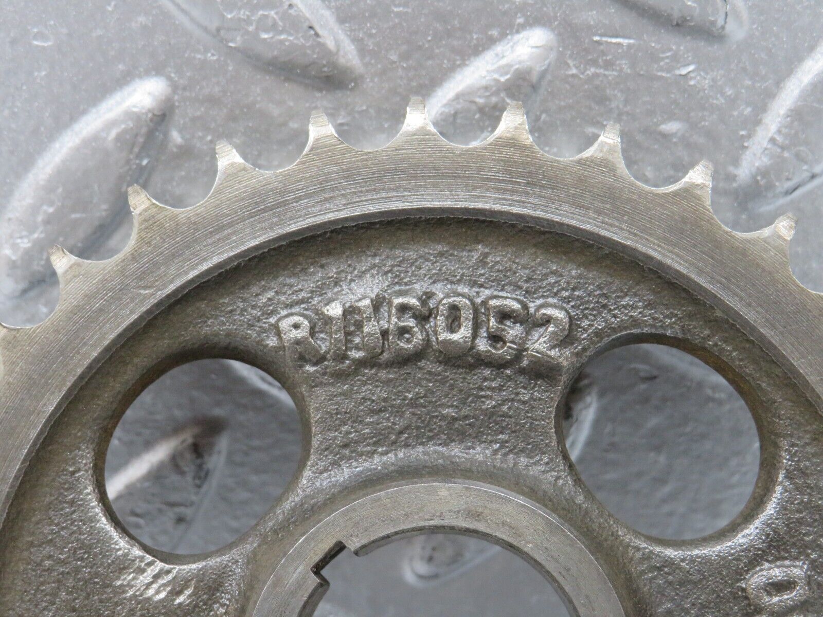 32764 Mercedes-Benz C107 R107 350 V8 Camshaft Timing Gear 1160520601