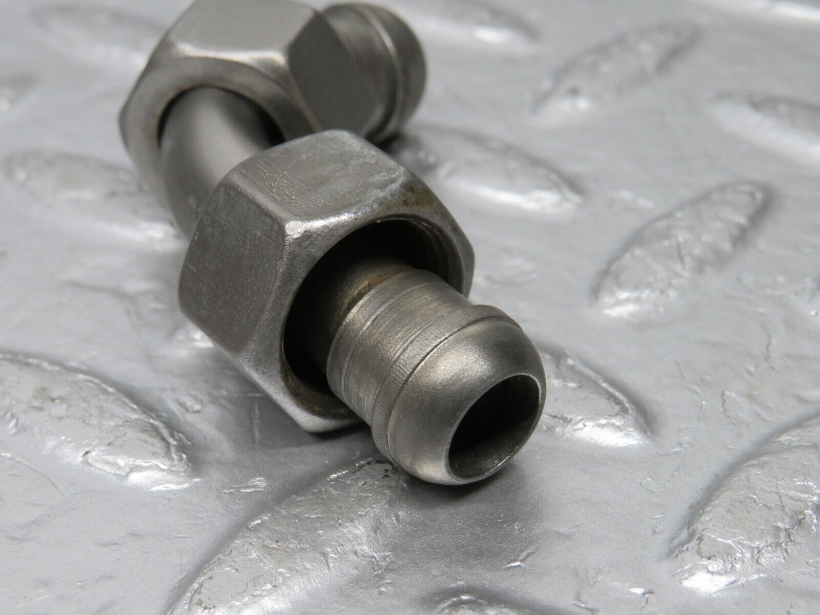 32966 Mercedes-Benz C107 R107 450 V8 Fuel Hose Pipe