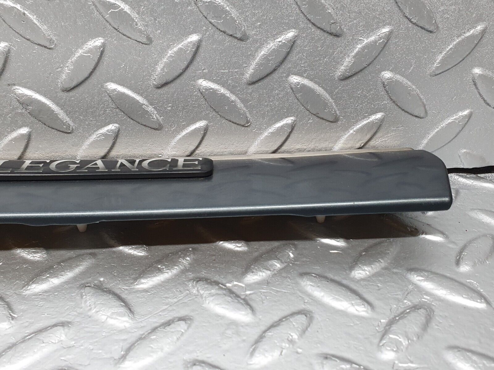 41803 Mercedes-Benz W202 C200 Front Left Fender Wing Centre Moulding 2026909162