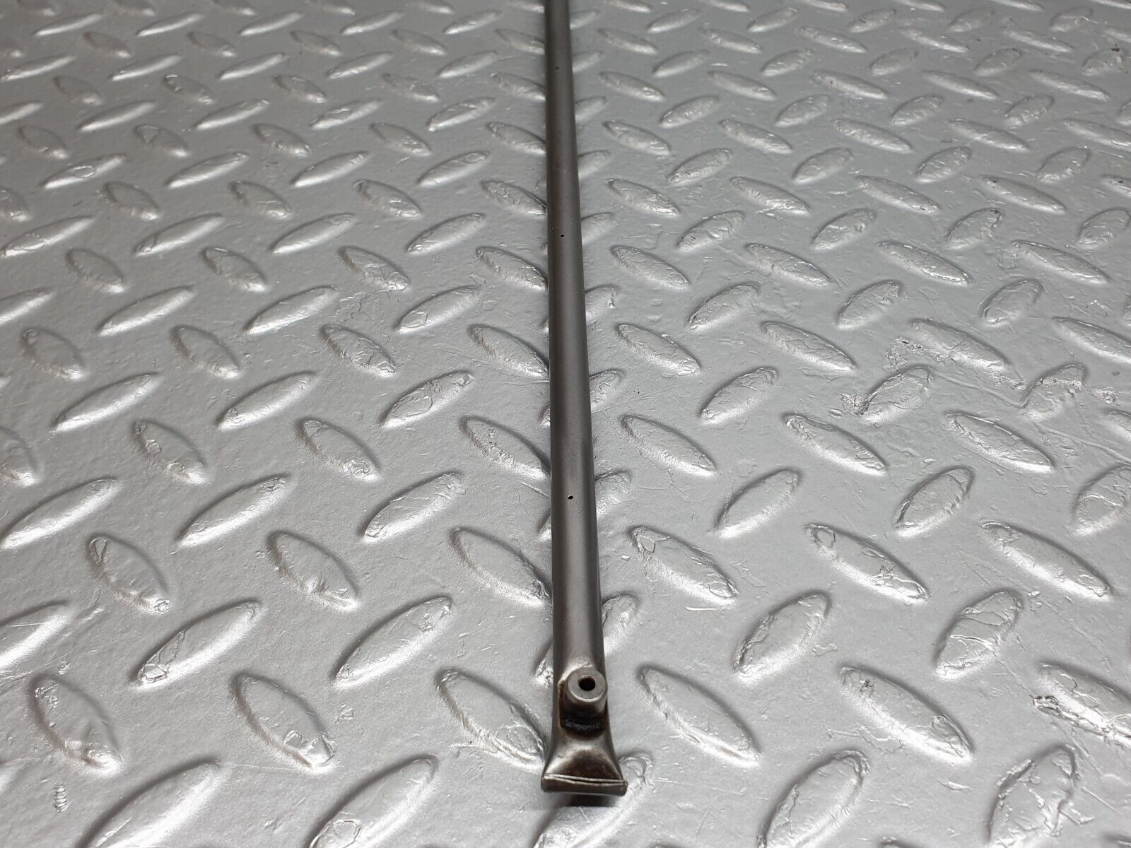 43072 Mercedes-Benz W123 Camshaft Oil Tube