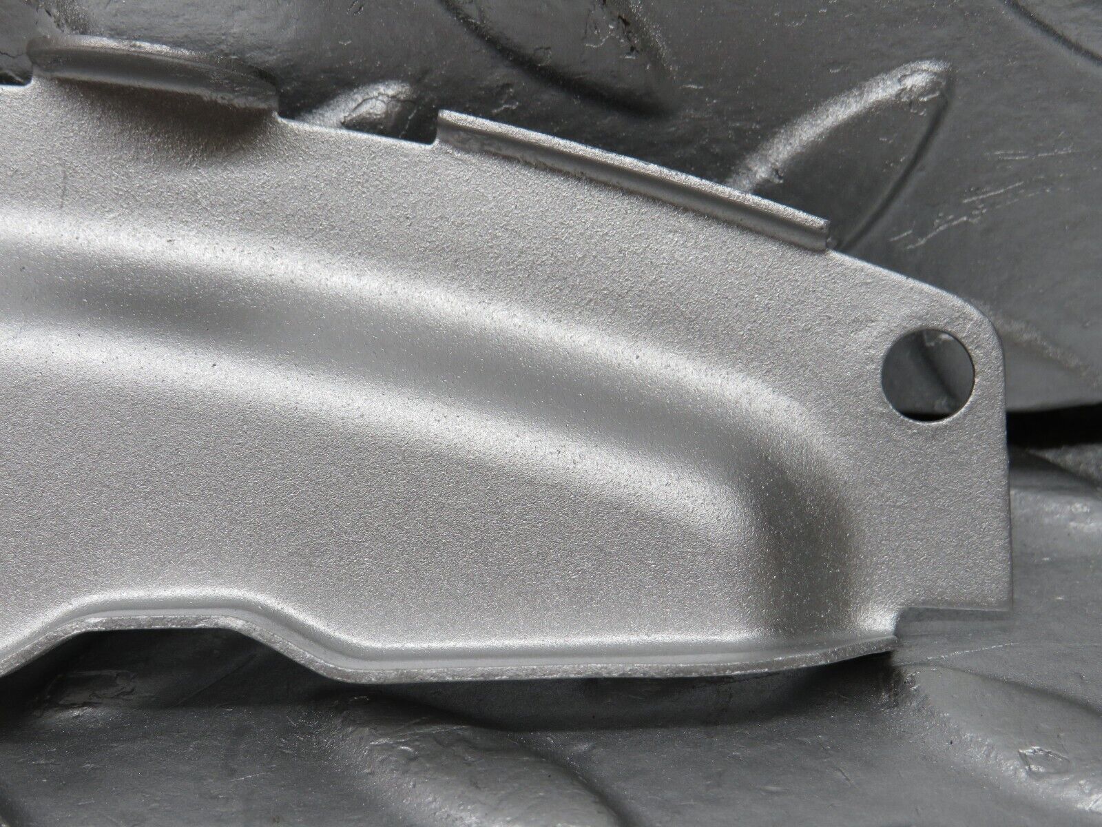 33058 Mercedes-Benz C107 R107 350 V8 Gearbox Flange Cover