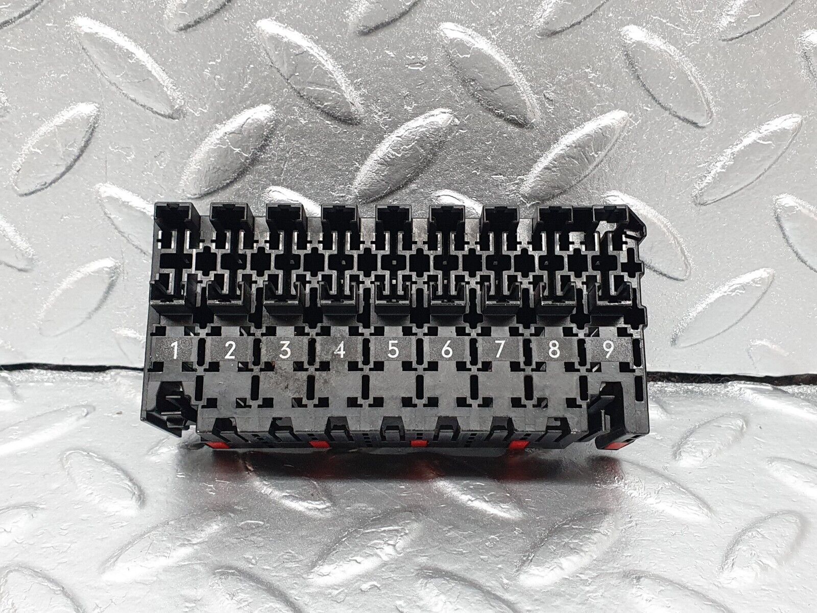 42099 Mercedes-Benz W202 C200 Fuse Box Fuse Holder 0015457901