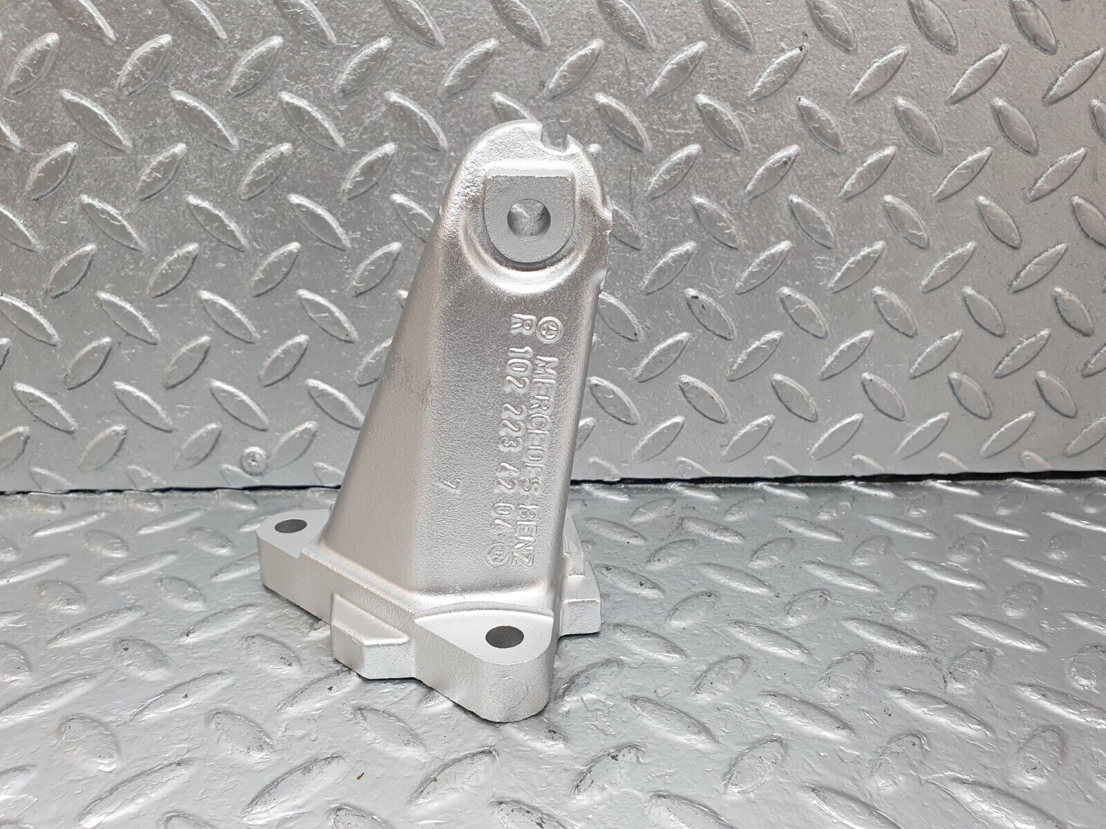 42711 Mercedes-Benz W201 190 2.0L Engine Mount Bracket Right Side 1022234204