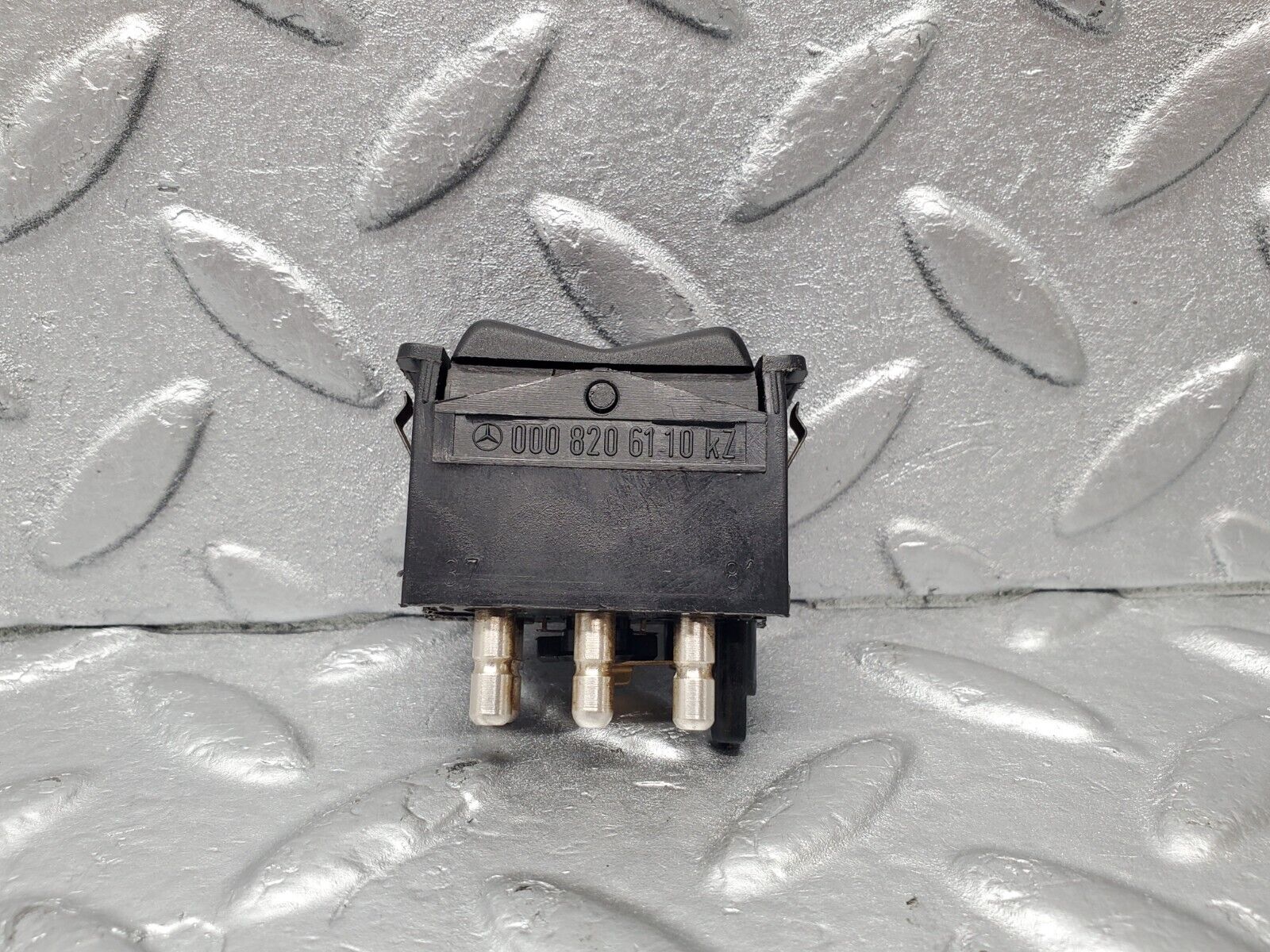 46544 Mercedes-Benz C123 280CE Coupe Rear Windscreen Defroster Switch 0008206110