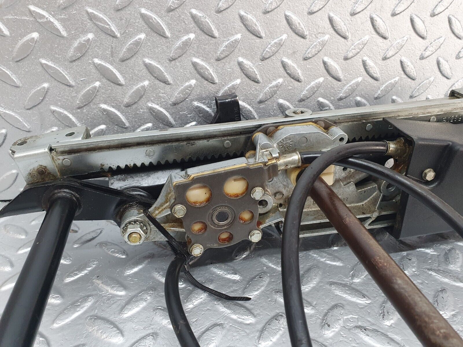 43825 Mercedes-Benz C126 380SEC Coupe Front Left Electric Seat Base 1268201042