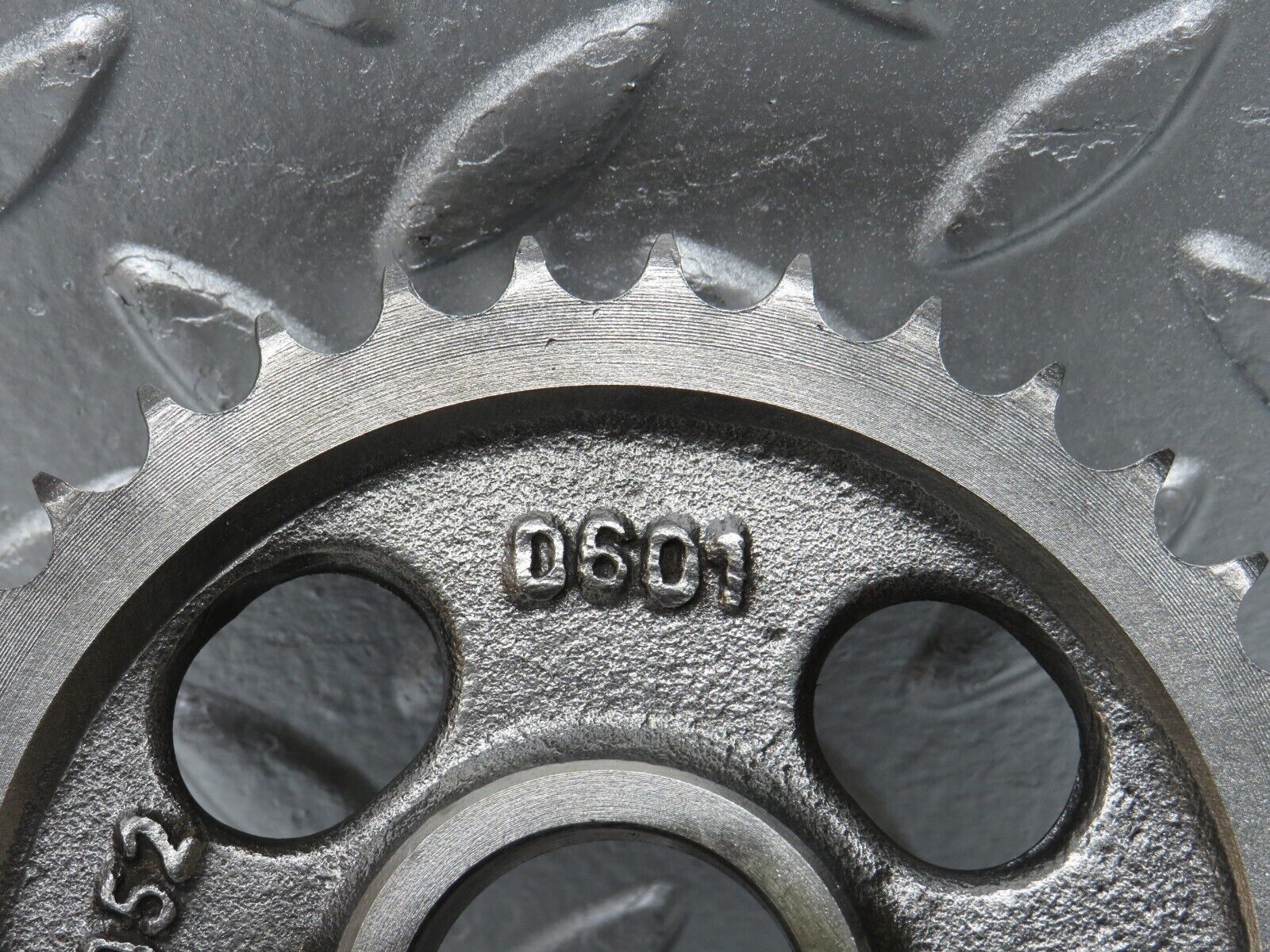 32969 Mercedes-Benz C107 R107 350 V8 Camshaft Timing Gear 1160520601