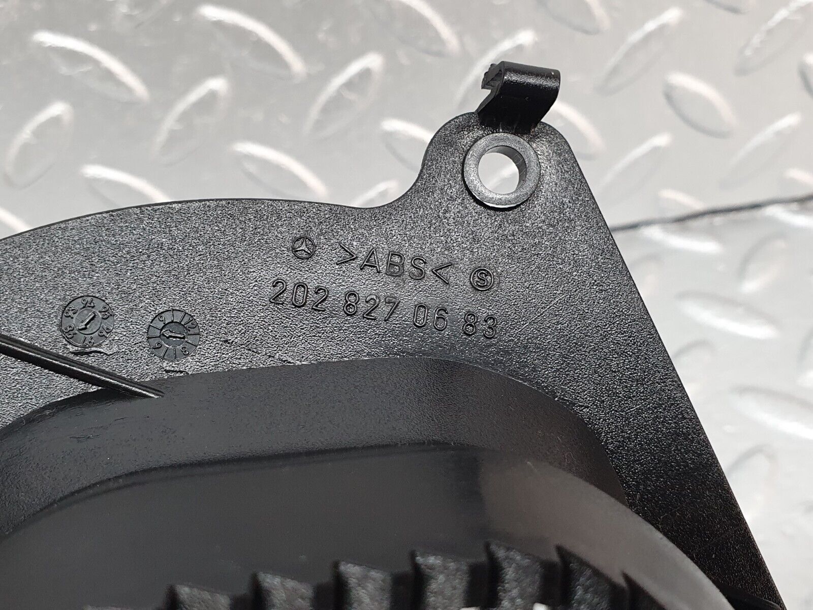 41742 Mercedes-Benz W202 C200 Front Right Door Speaker Cover 2028270683