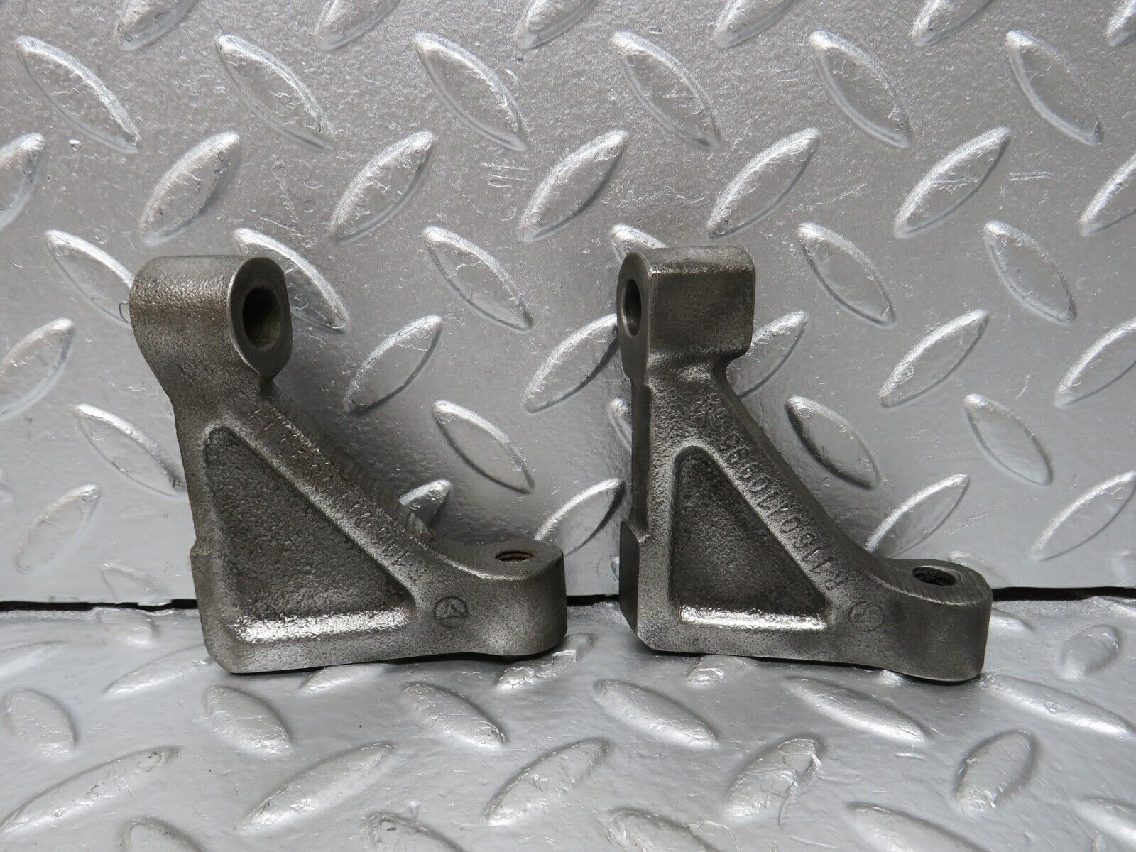 32973 Mercedes-Benz C107 R107 Engine Mount Bracket Pair 1160110895 1160110995