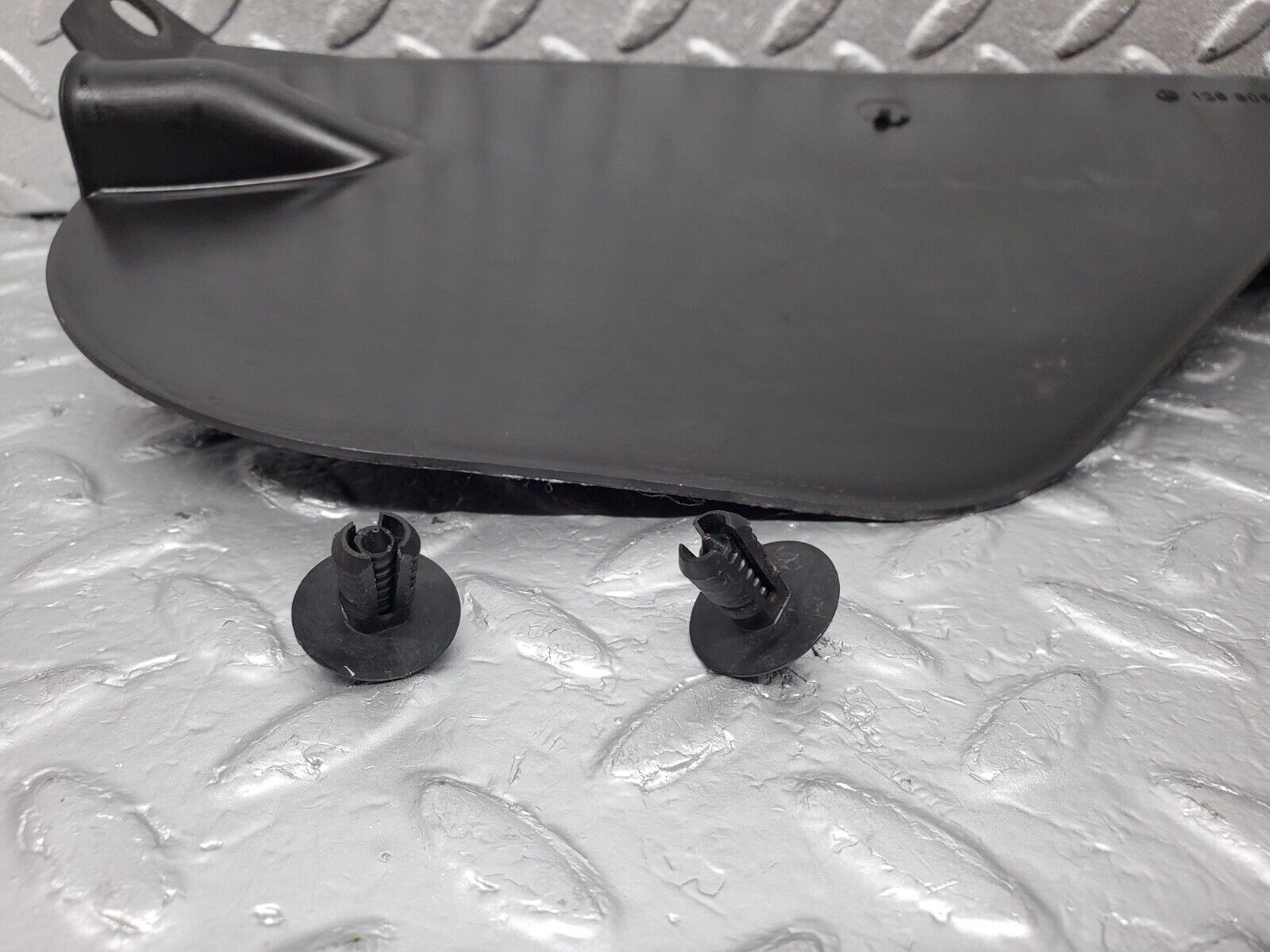 45630 Mercedes-Benz W126 420SE Vacuum Pump Housing Cover 1268050914