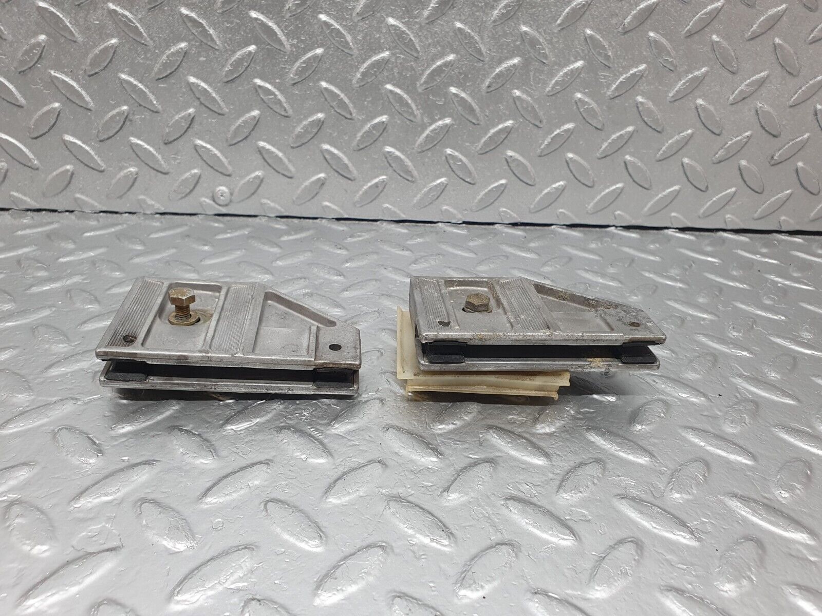 43582 Mercedes-Benz C126 380SEC Coupe Door Window Guide Bracket 1267250332