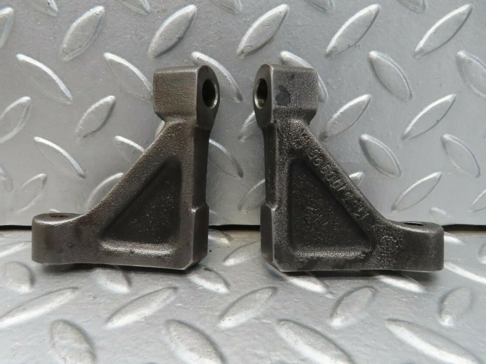 15677 Mercedes-Benz R107 450SL Engine Mount Bracket Pair 1160110895 1160110995