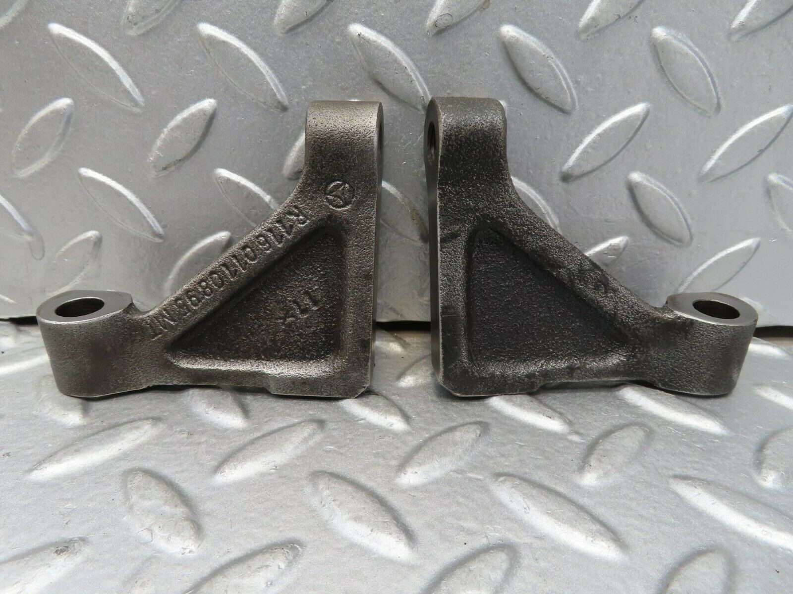 15677 Mercedes-Benz R107 450SL Engine Mount Bracket Pair 1160110895 1160110995