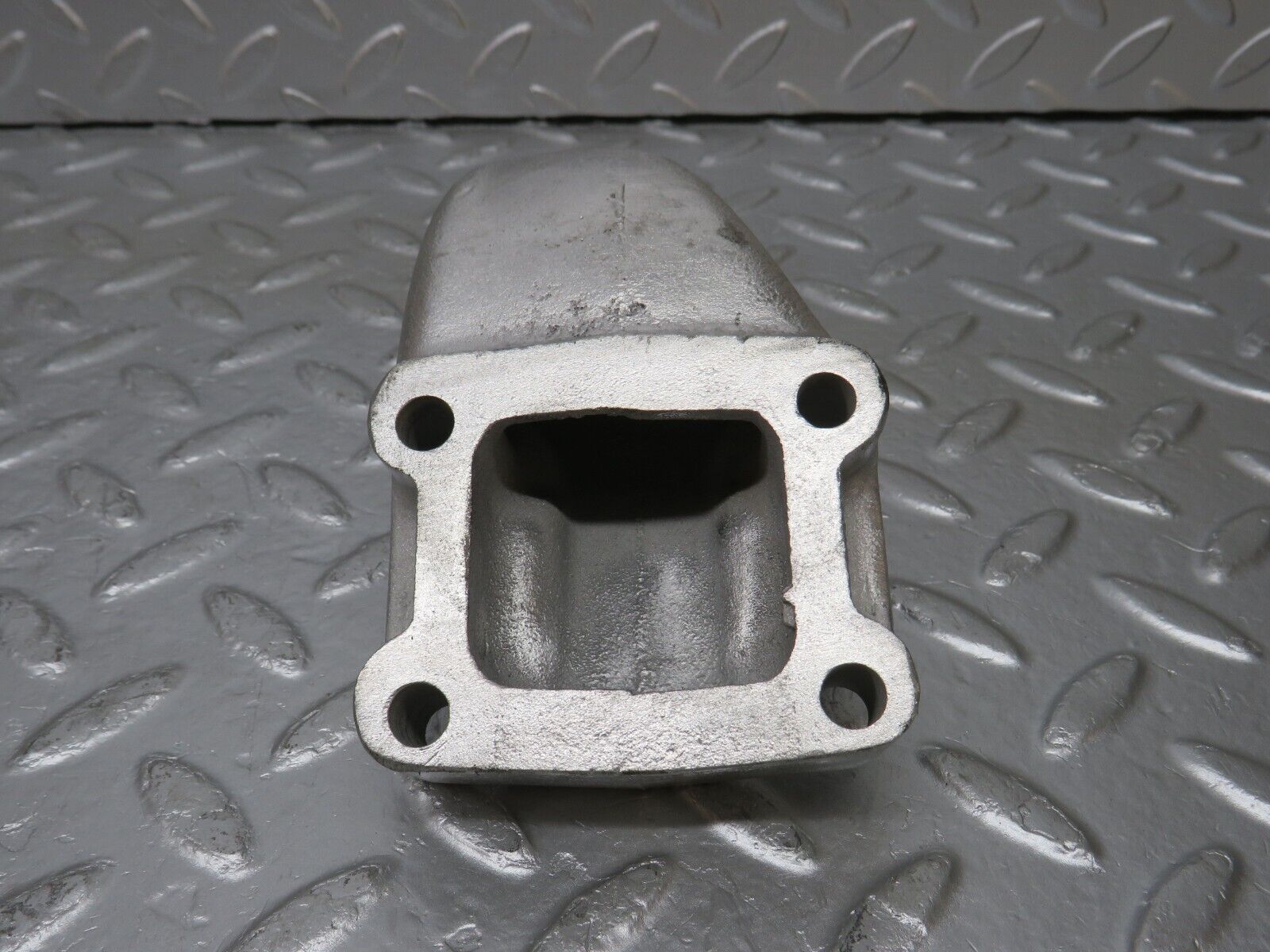 33027 Mercedes-Benz C107 R107 350 V8 Engine Mount Bracket Right 1162232304