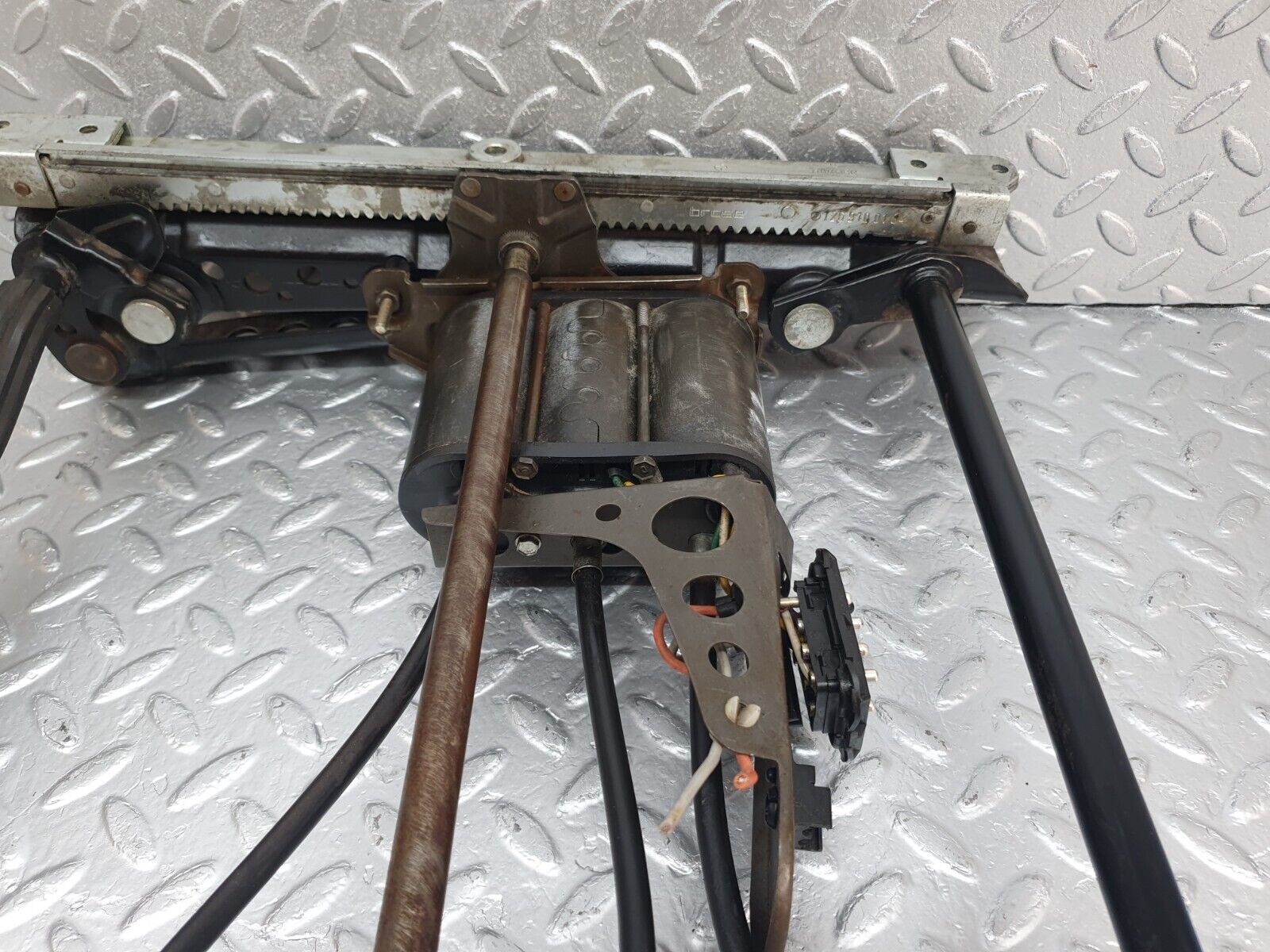 43825 Mercedes-Benz C126 380SEC Coupe Front Left Electric Seat Base 1268201042