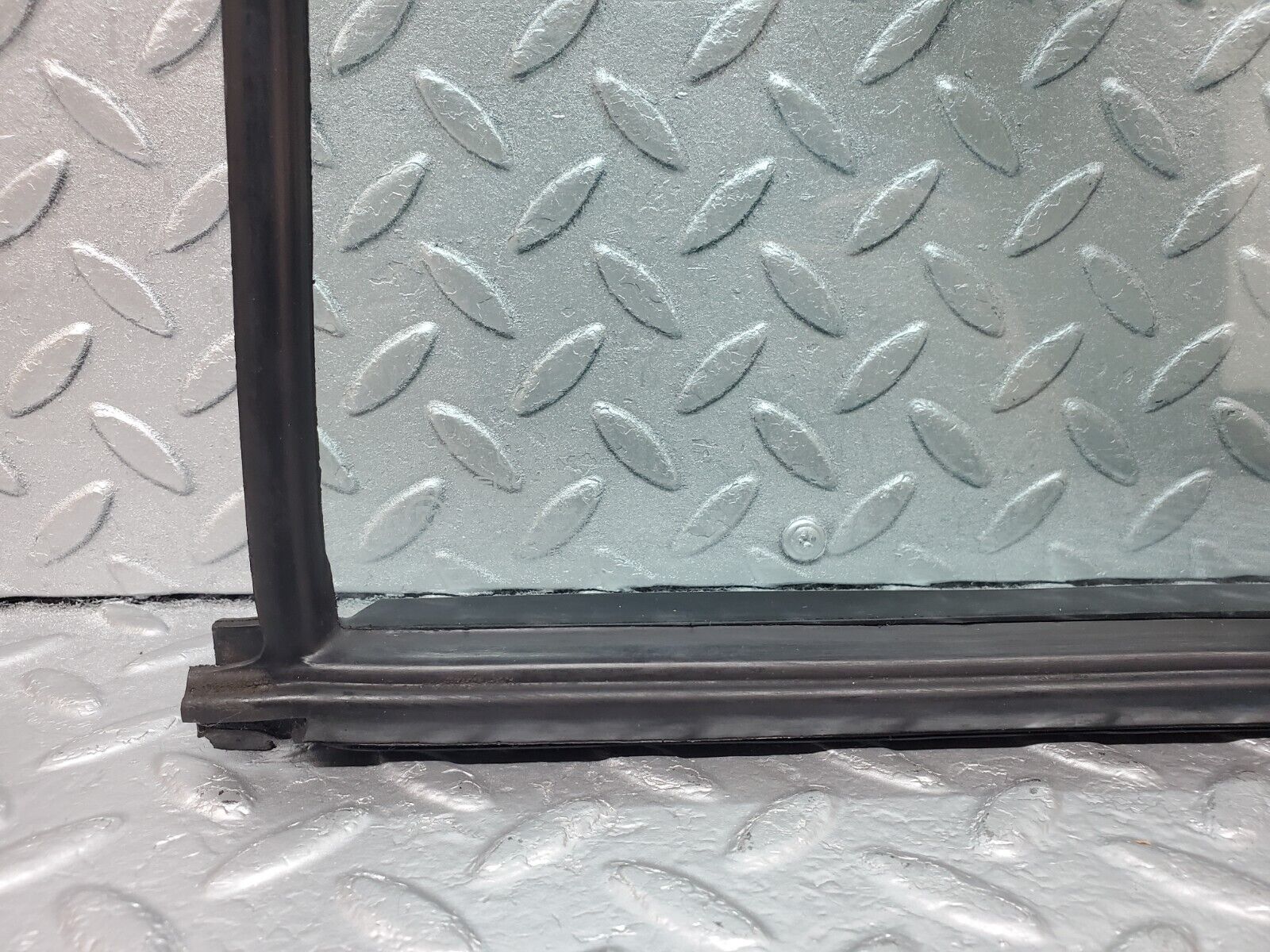 45803 Mercedes-Benz W126 420SE Rear Left Quarter Window Glass 1267350124