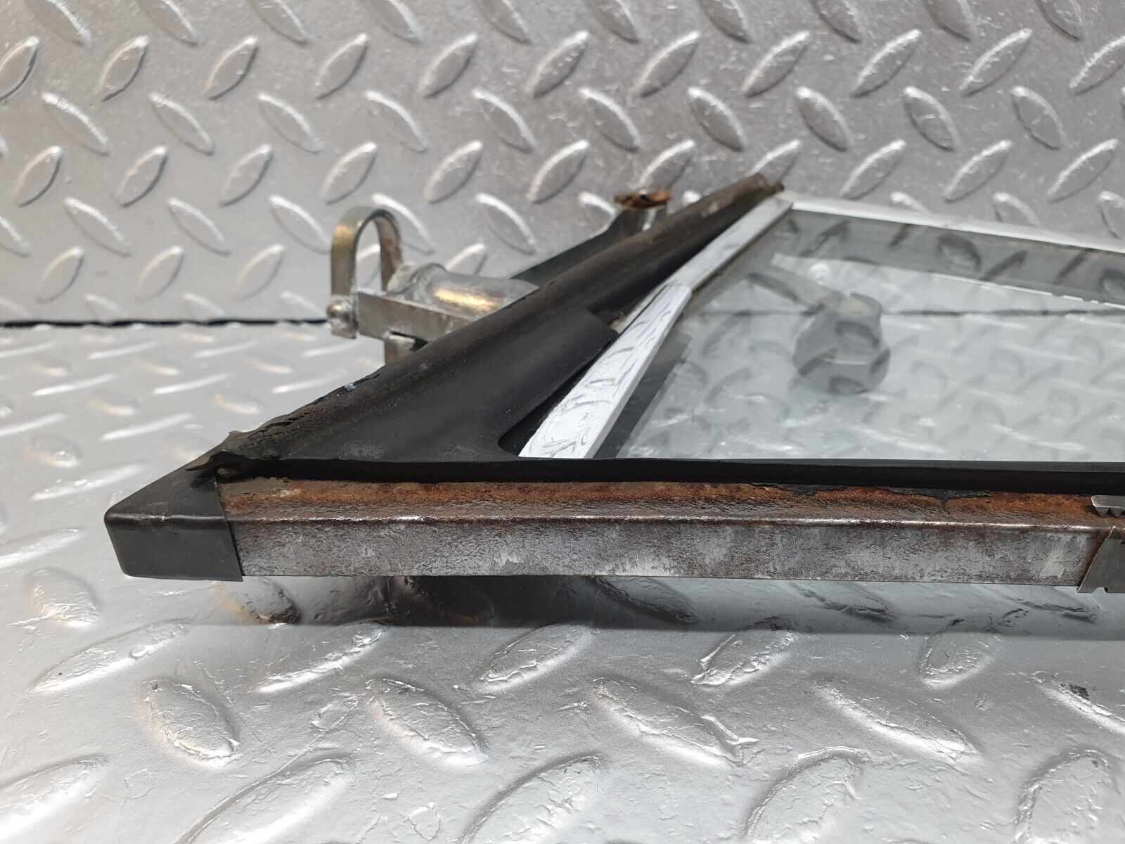 43225 Mercedes-Benz W108 280SE Front Right Quarter Window