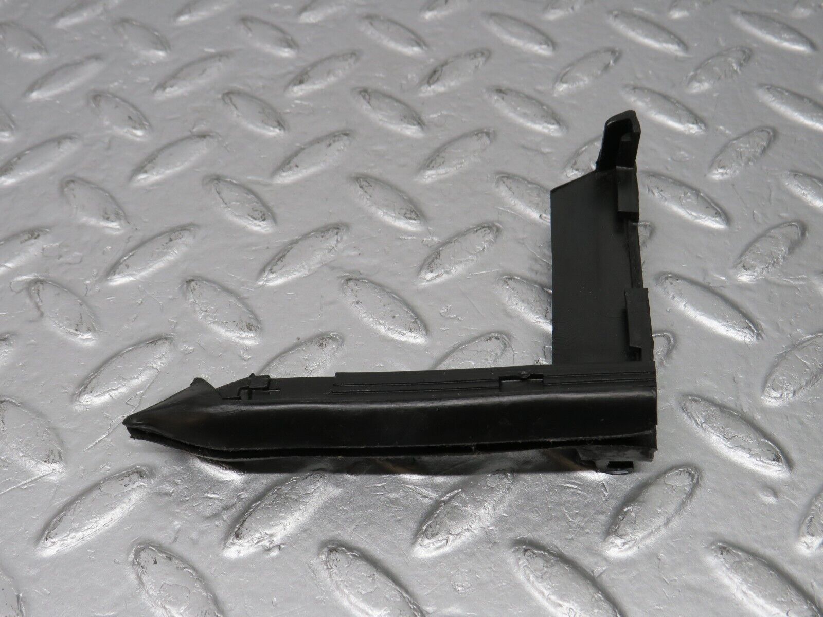 39172 Mercedes-Benz R107 500SL Front Left Rubber Window Guide 1077250125