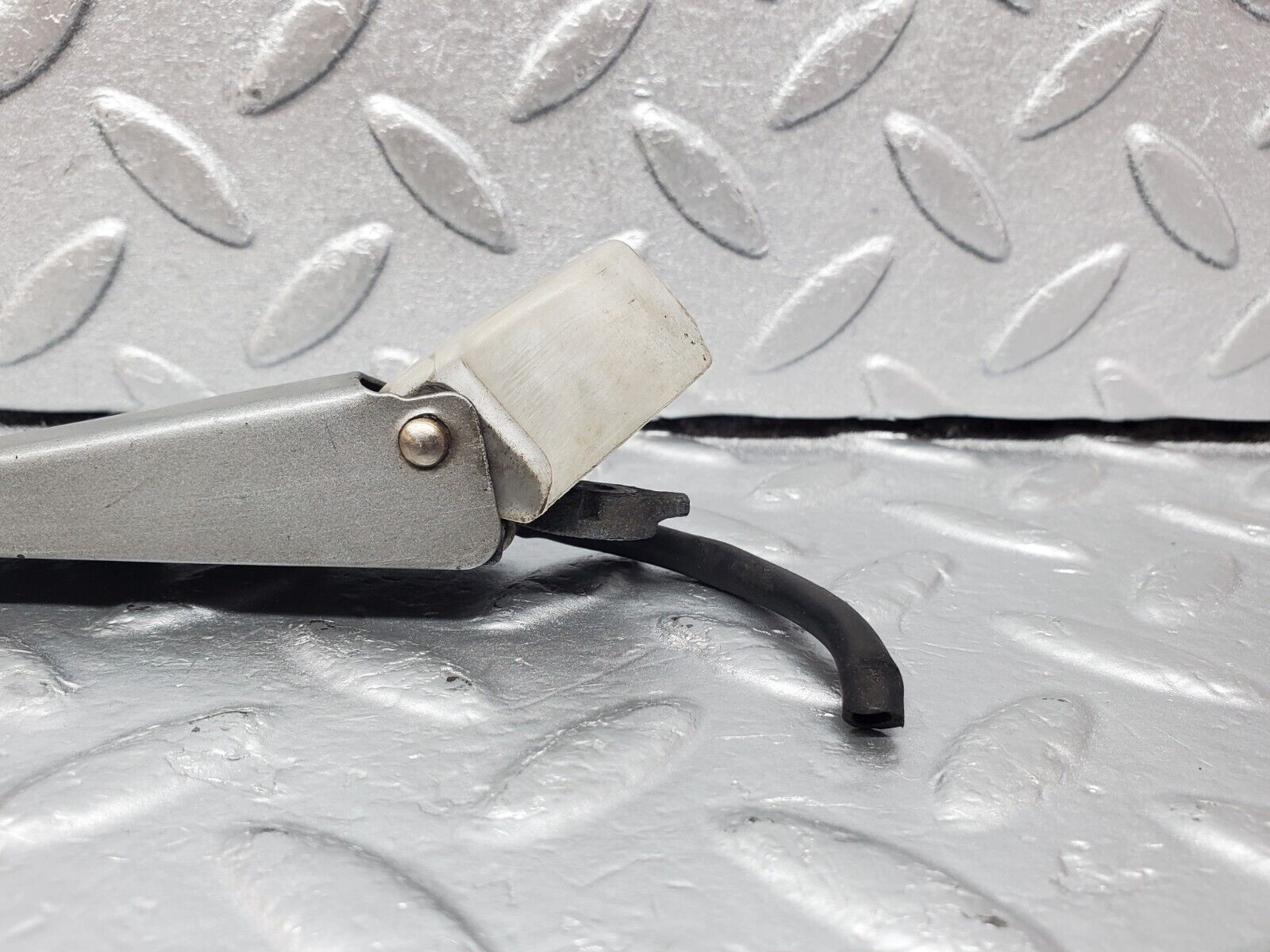 45818 Mercedes-Benz W126 420SE Headlight Wiper Arm Bosch Left Side