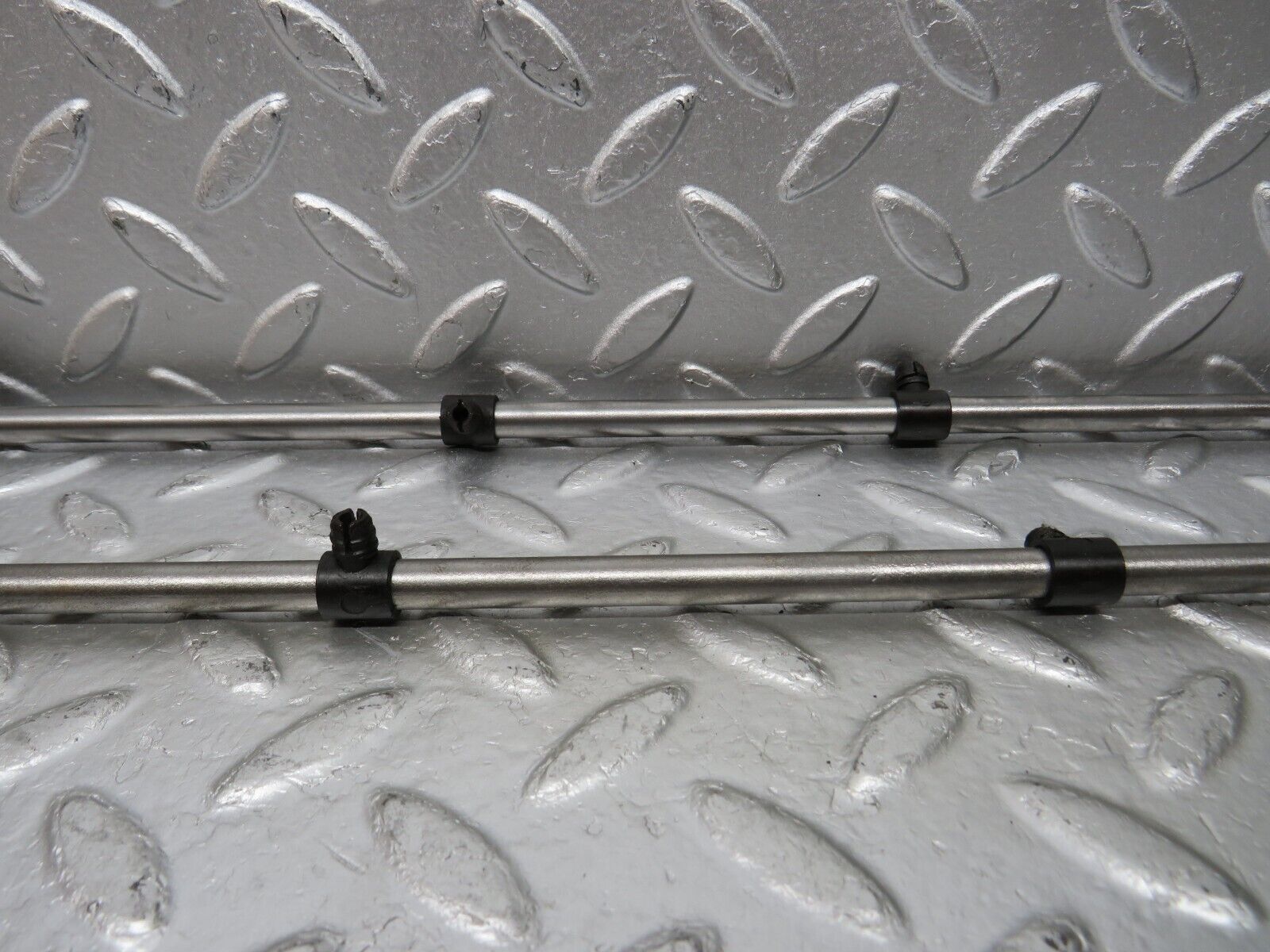 33025 Mercedes-Benz C107 R107 350 V8 Camshaft Oil Tube