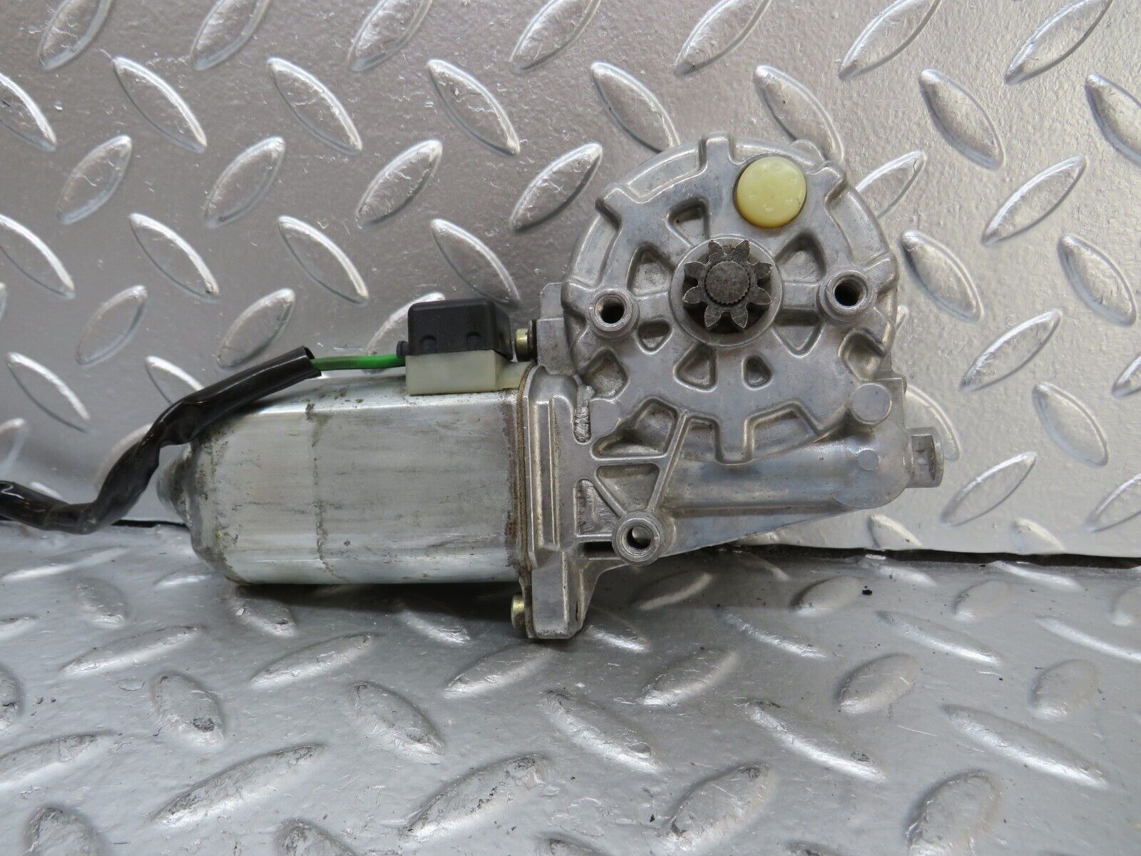 25090 Mercedes-Benz C107 Rear Left Window Regulator Motor 0130821017