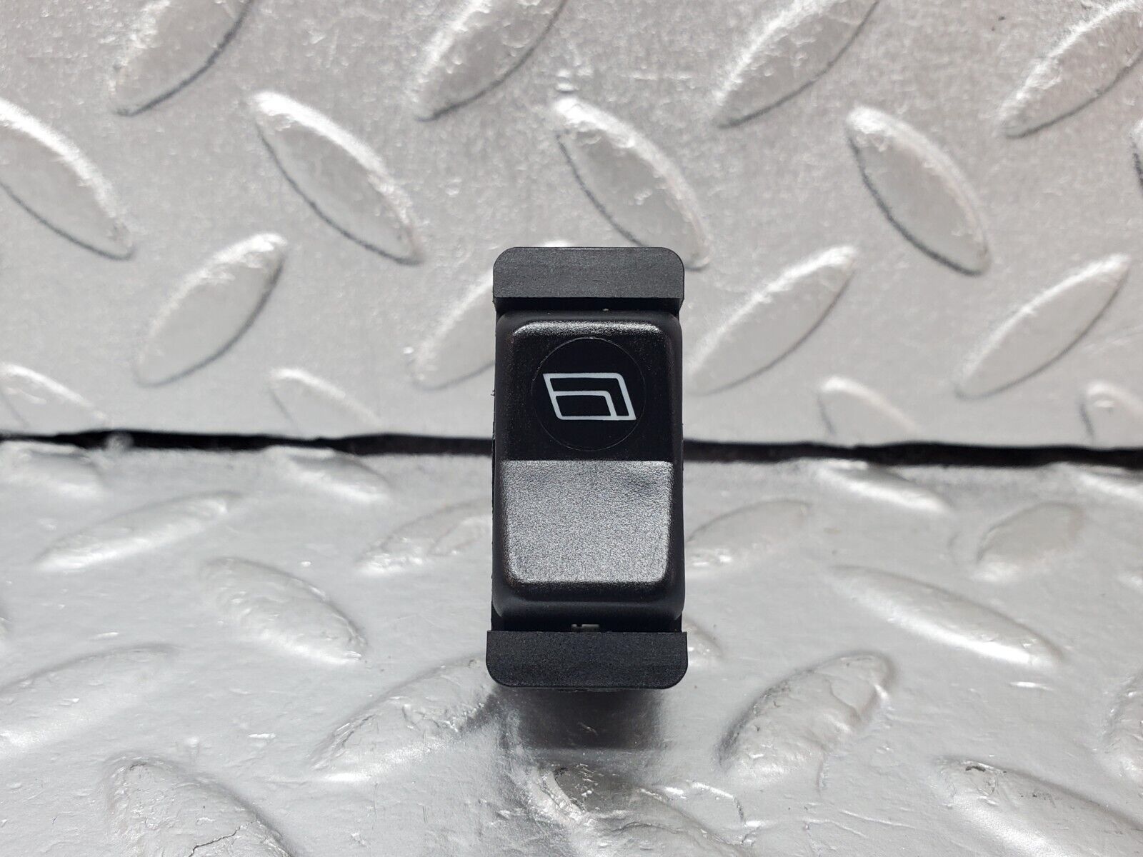 44524 Mercedes-Benz W123 280E Rear Left Electric Window Switch 0028203610