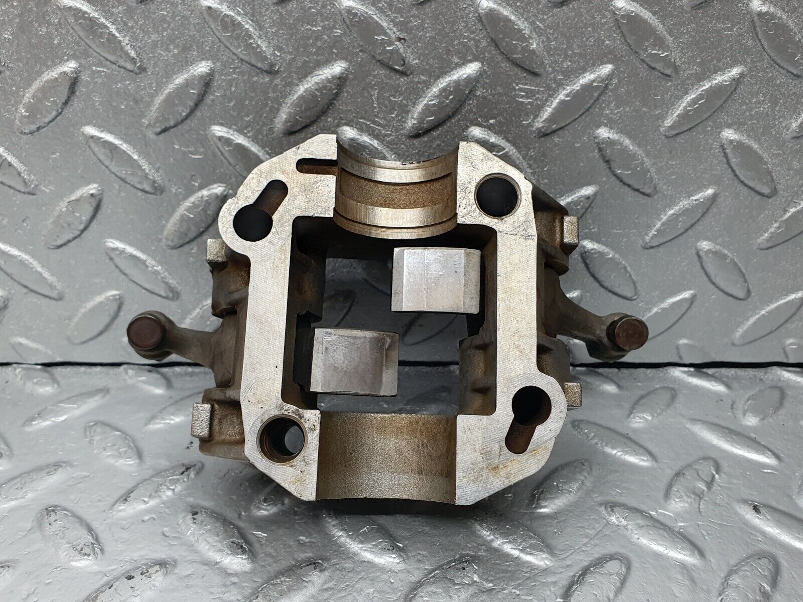 44010 Mercedes-Benz C123 230CE Rocker Arms Camshaft Bearing Block 1020512110